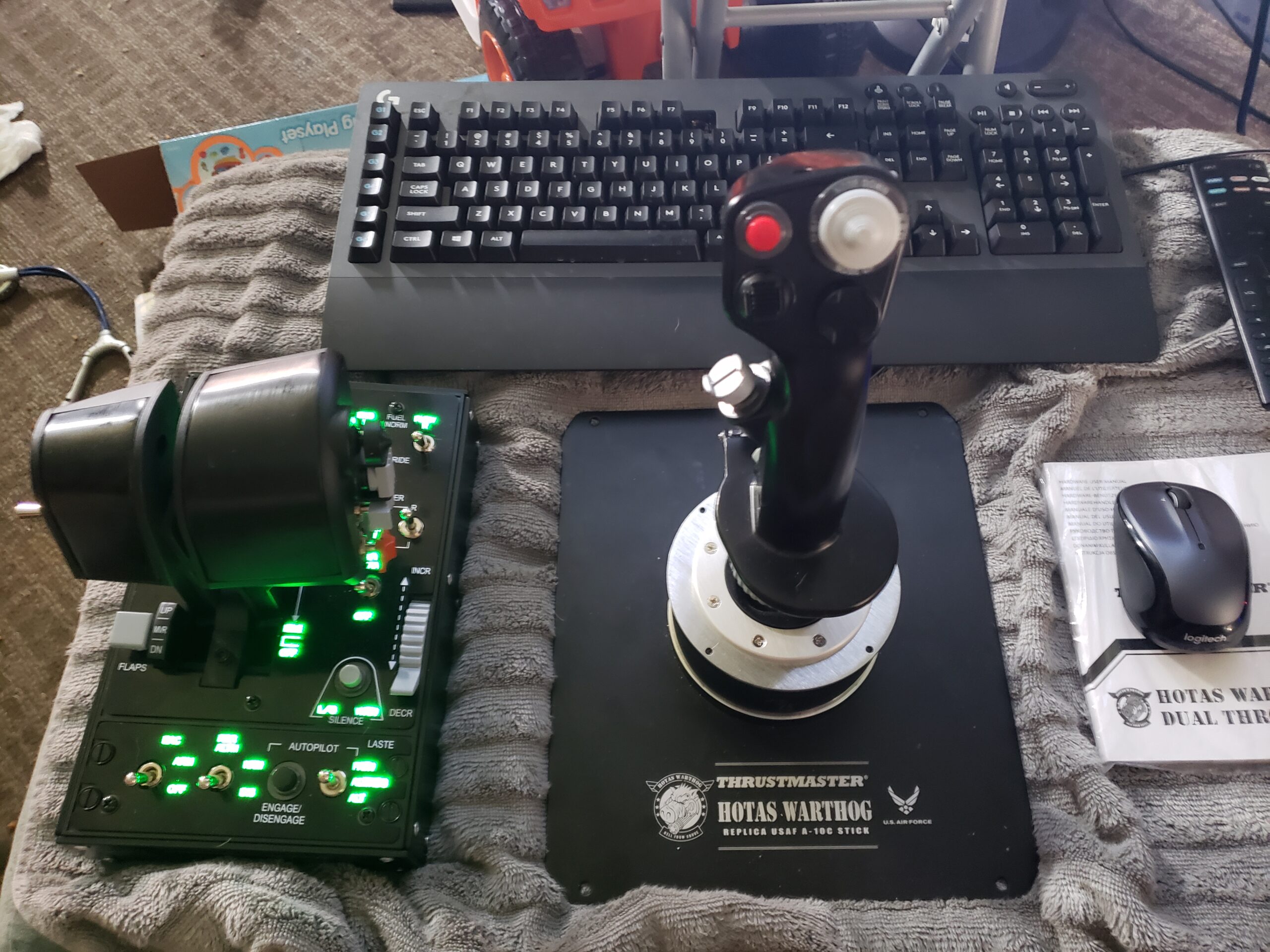 Thrustmaster HOTAS Warthog Flight Stick for Flight Simulation, Official Replica of the U.S Air Force A-10C Aircraft (Compatible with PC) - Customer Photo 3