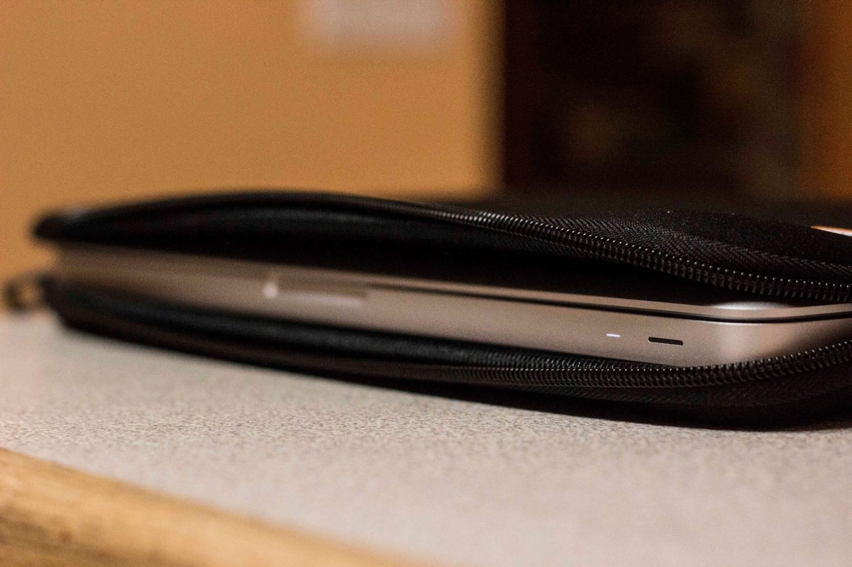 Amazon Basics 14 inch Laptop Sleeve, Compatible Protective Case with Zipper for MacBook Pro, MacBook Air - Black - Customer Photo 3