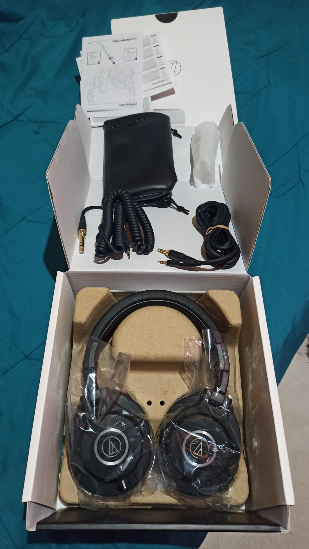 Audio-Technica ATH-M40x Professional Studio Monitor Headphone, Black, With Cutting Edge Engineering, 90 Degree Swiveling Earcups, Pro-grade Earpads/Headband, Detachable Cables Included Customer Review Audio-Technica ATH-M40x Professional Studio Monitor Headphone, Black, With Cutting Edge Engineering, 90 Degree Swiveling Earcups, Pro-grade Earpads/Headband, Detachable Cables Included - Customer Photo 1
