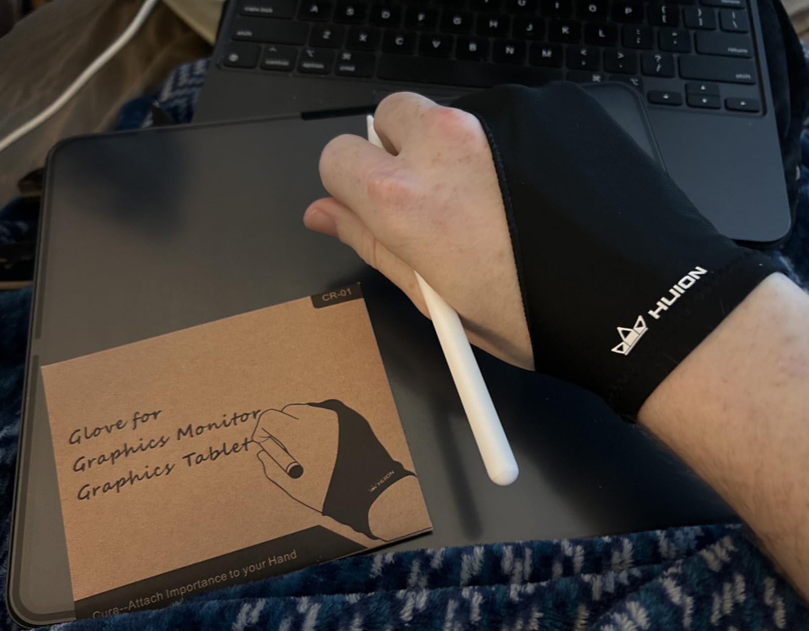 HUION Artist Glove for Drawing Tablet (1 Unit of Free Size, Good for Right Hand or Left Hand) - Cura CR-01 Customer Review HUION Artist Glove for Drawing Tablet (1 Unit of Free Size, Good for Right Hand or Left Hand) - Cura CR-01 - Customer Photo 1
