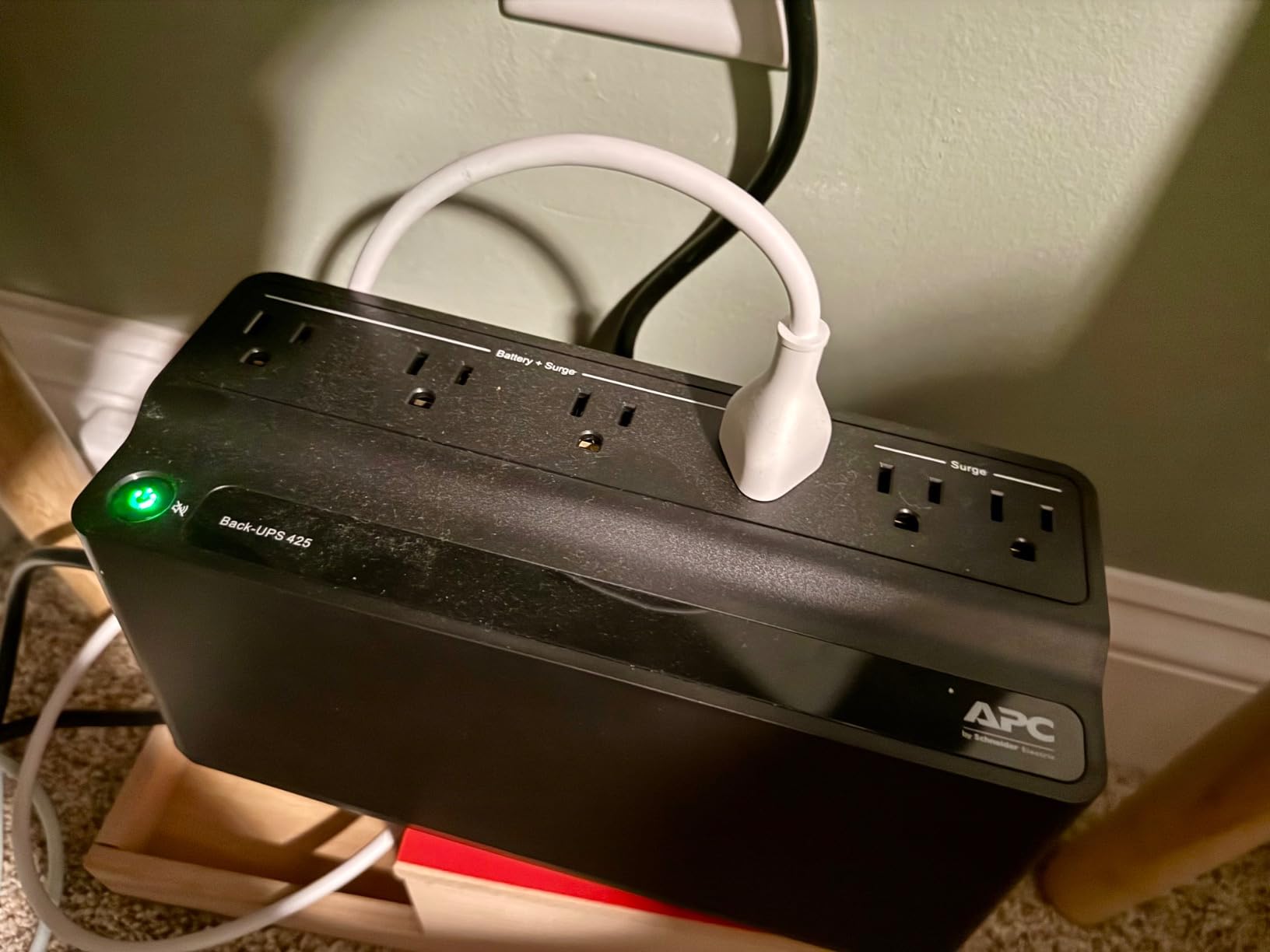 APC UPS Battery Backup Surge Protector, 425VA Backup Battery Power Supply, BE425M, Black Customer Review APC UPS Battery Backup Surge Protector, 425VA Backup Battery Power Supply, BE425M, Black - Customer Photo 4