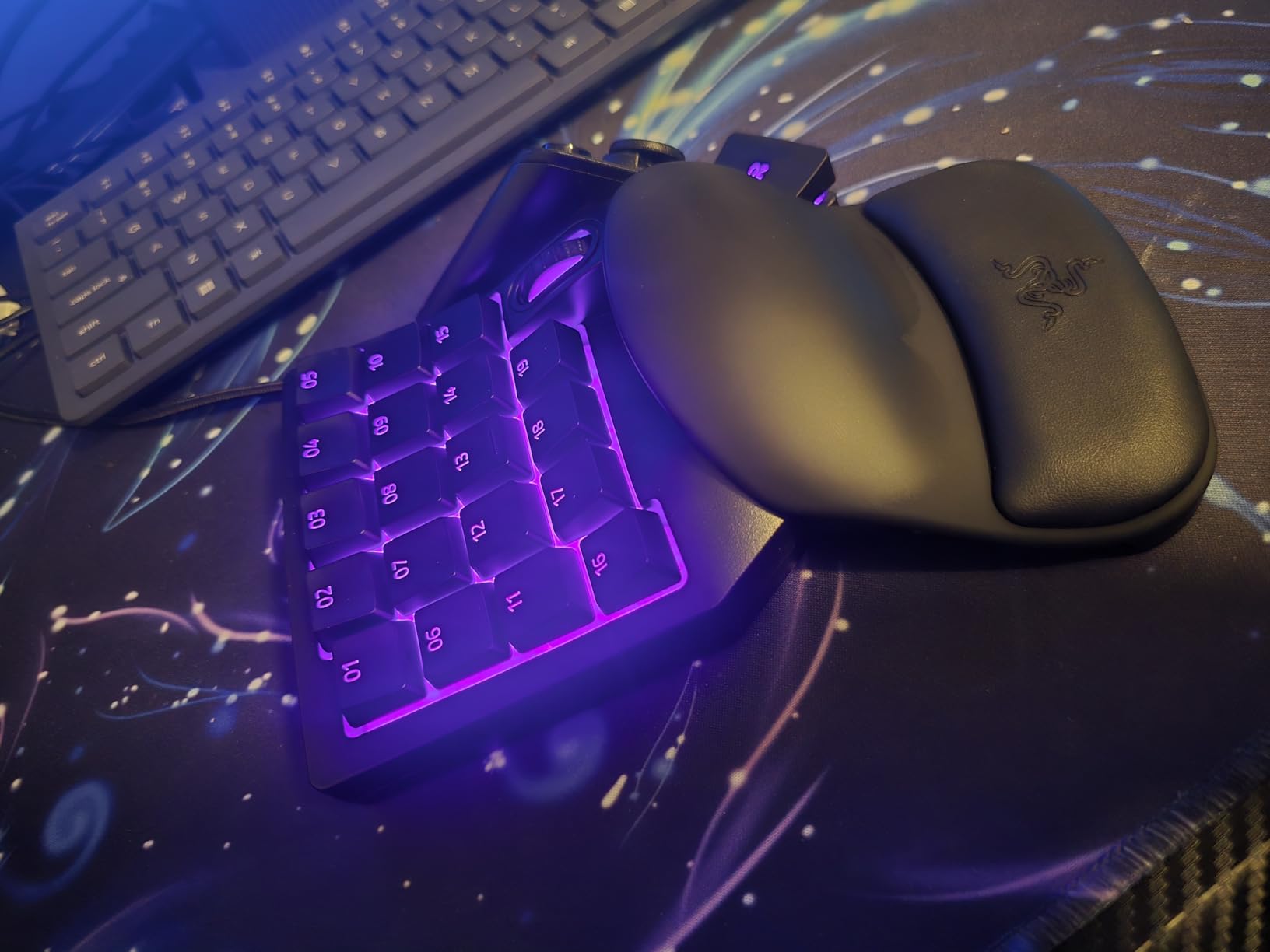 Razer Tartarus V2 Gaming Keypad: Mecha Membrane Key Switches - One Handed Keyboard - 32 Programmable Keys - Customizable Chroma RGB Lighting - Programmable Macros - Snap Tap - Black - Customer Photo 4
