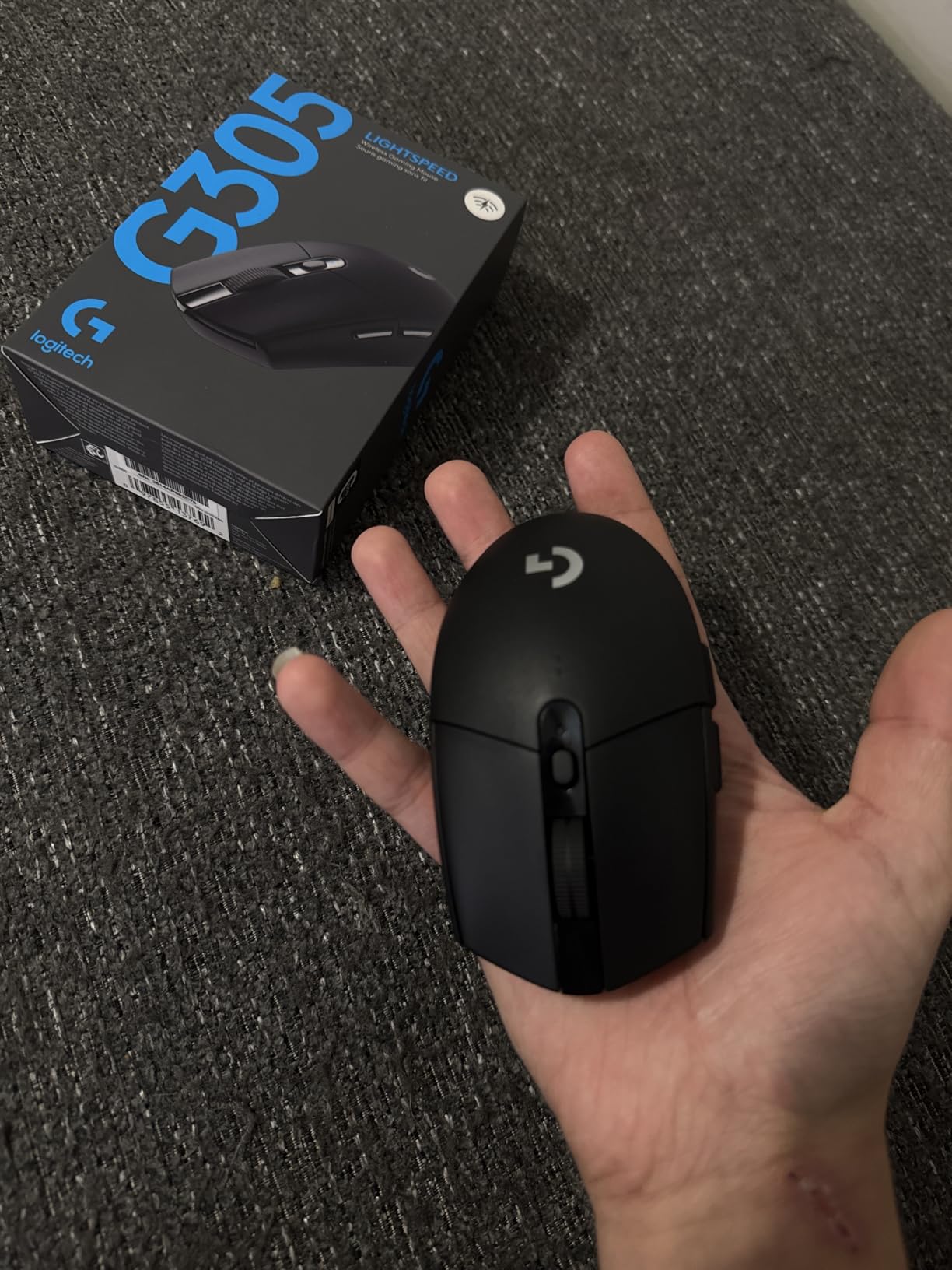 Logitech G305 Lightspeed Wireless Gaming Mouse, Hero Sensor, 12,000 DPI, Lightweight, 6 Programmable Buttons, 250h Battery, On-Board Memory, Compatible with PC, Mac - White customer photo 2