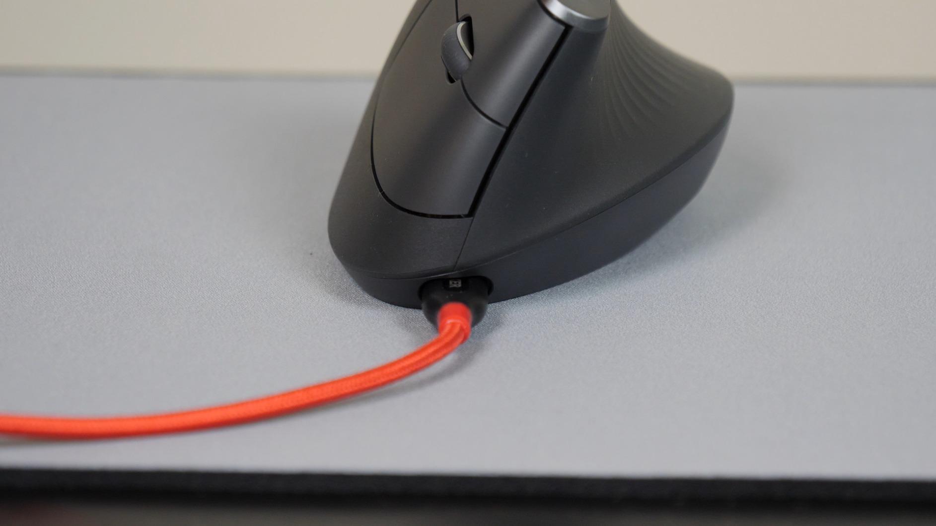 Logitech MX Vertical Wireless Mouse – Ergonomic Design Reduces Muscle Strain, Move Content Between 3 Windows and Apple Computers, Rechargeable, Graphite Customer Review Logitech MX Vertical Wireless Mouse – Ergonomic Design Reduces Muscle Strain, Move Content Between 3 Windows and Apple Computers, Rechargeable, Graphite - Customer Photo 1