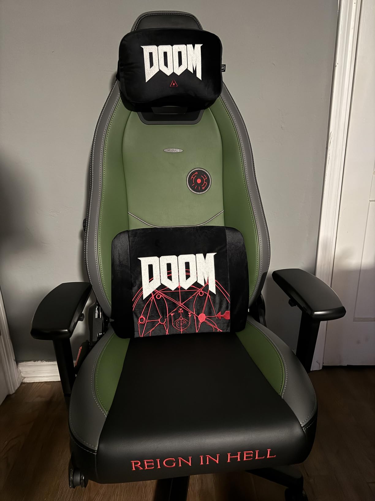 noblechairs Lumbar-Support Pillow, Gaming-Chair Cushion Set, Black/Gold Customer Review noblechairs Lumbar-Support Pillow, Gaming-Chair Cushion Set, Black/Gold - Customer Photo 1
