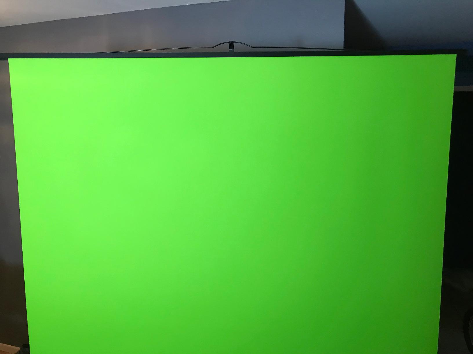 Valera Creator Green Screen – Collapsible Chroma Key Panel,+1000 Free Backgrounds Included, Portable Retractable Wrinkle Resistant Fabric Backdrop, Adjustable Height, 10 Second Setup - Customer Photo 3