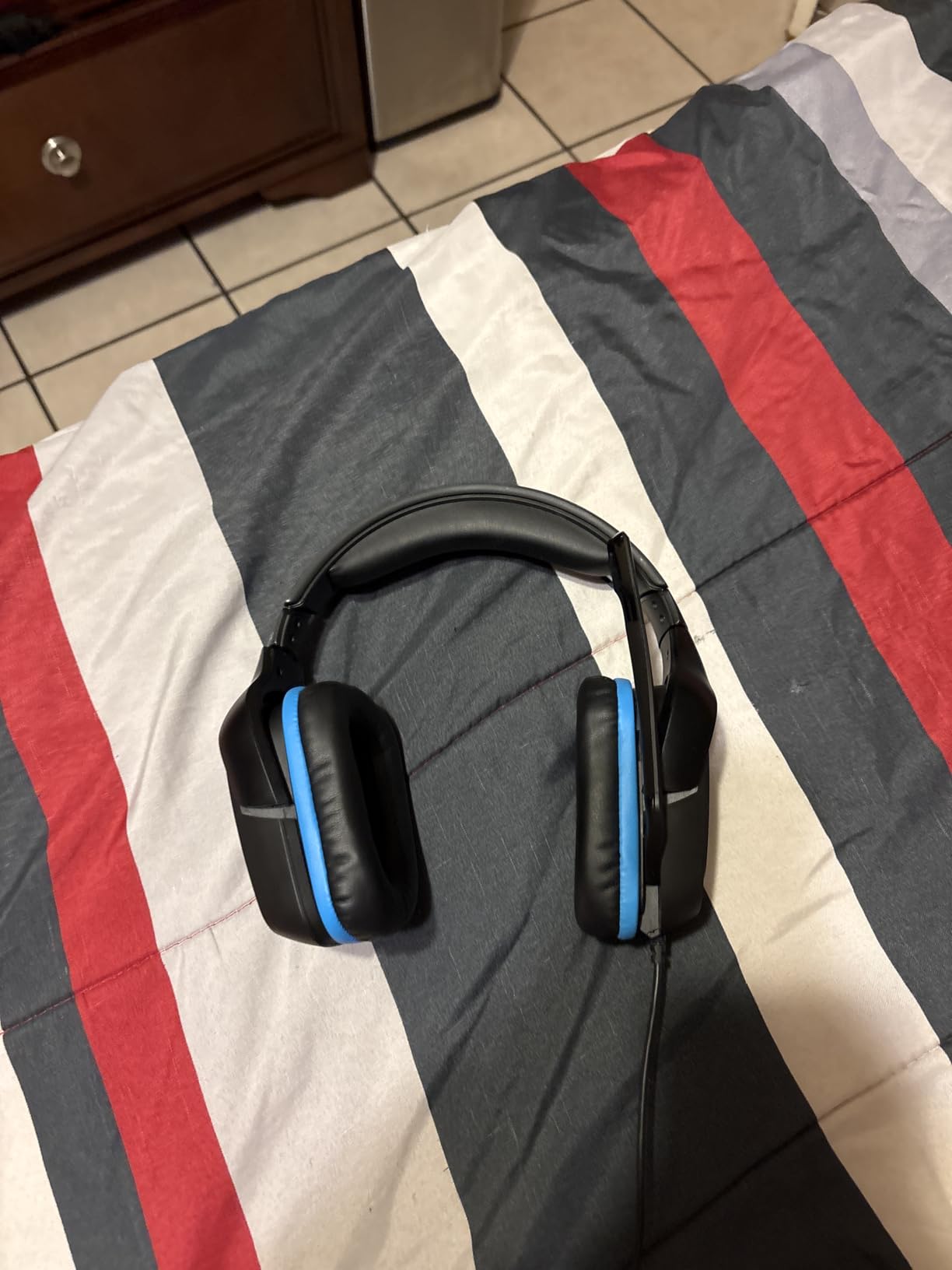 Logitech G432 Wired Gaming Headset, 7.1 Surround Sound, DTS Headphone:X 2.0, Flip-to-Mute Mic, PC (Leatherette) Black/Blue Customer Review Logitech G432 Wired Gaming Headset, 7.1 Surround Sound, DTS Headphone:X 2.0, Flip-to-Mute Mic, PC (Leatherette) Black/Blue - Customer Photo 2