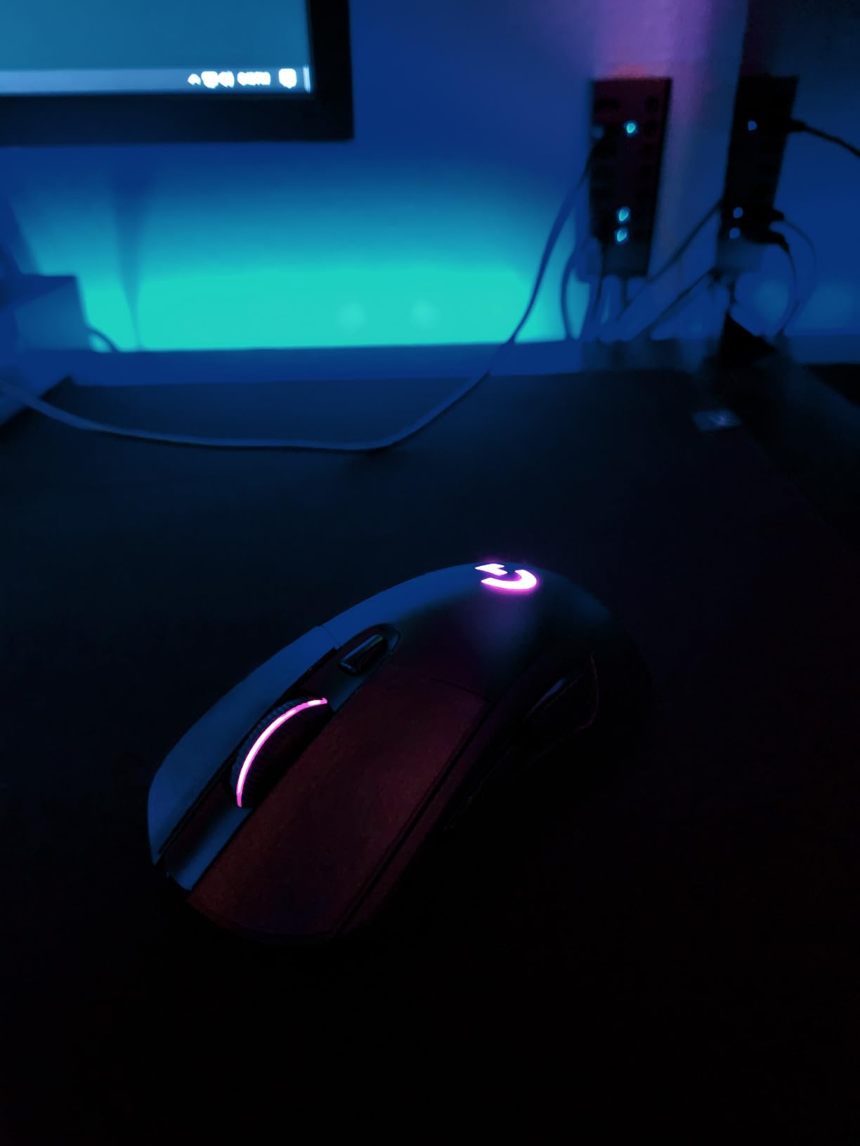 Logitech G703 Lightspeed Wireless Gaming Mouse W/Hero 25K Sensor, PowerPlay Compatible, Lightsync RGB, Lightweight 95G+10G Optional, 100-25,600 DPI, Rubber Side Grips - Black customer photo 1