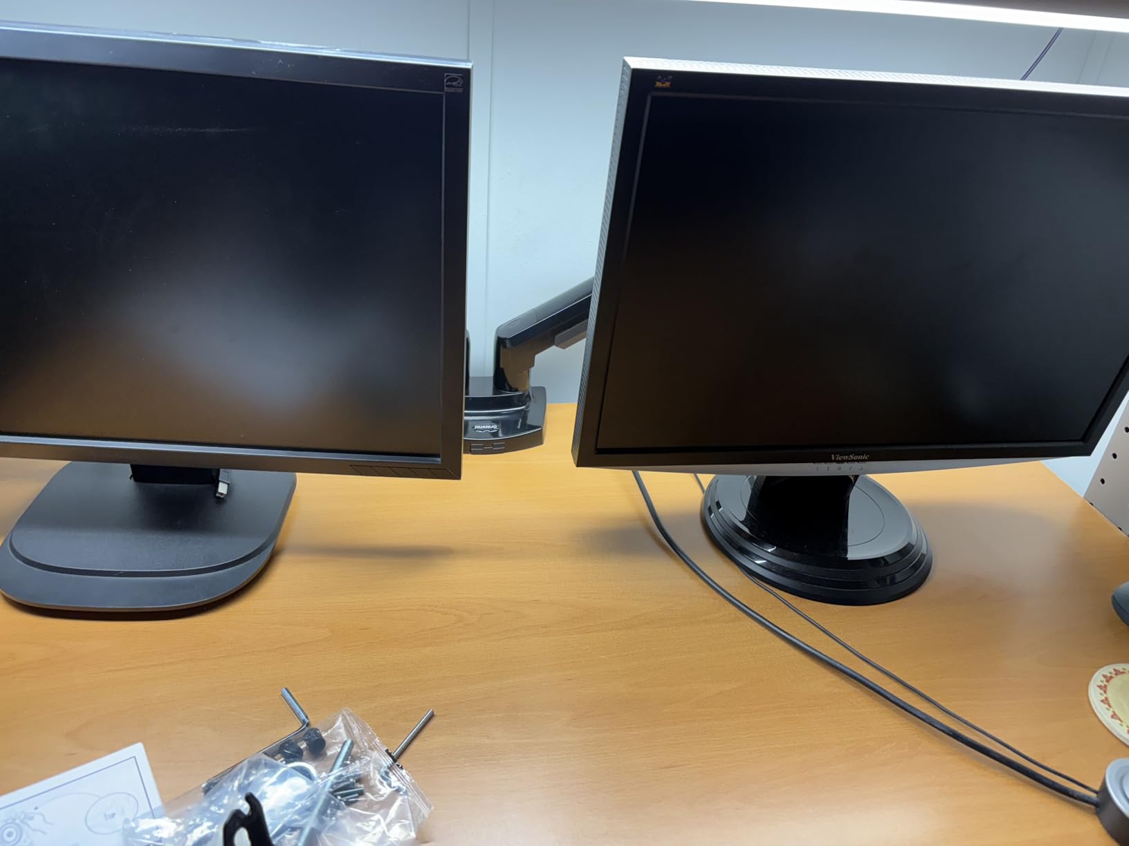 HUANUO Dual Monitor Stand - Full Adjustable Monitor Desk Mount Swivel Vesa Bracket with C Clamp, Grommet Mounting Base for 13 to 32 Inch Computer Screens - Each Arm Holds 4.4 to 19.8lbs - Customer Photo 1