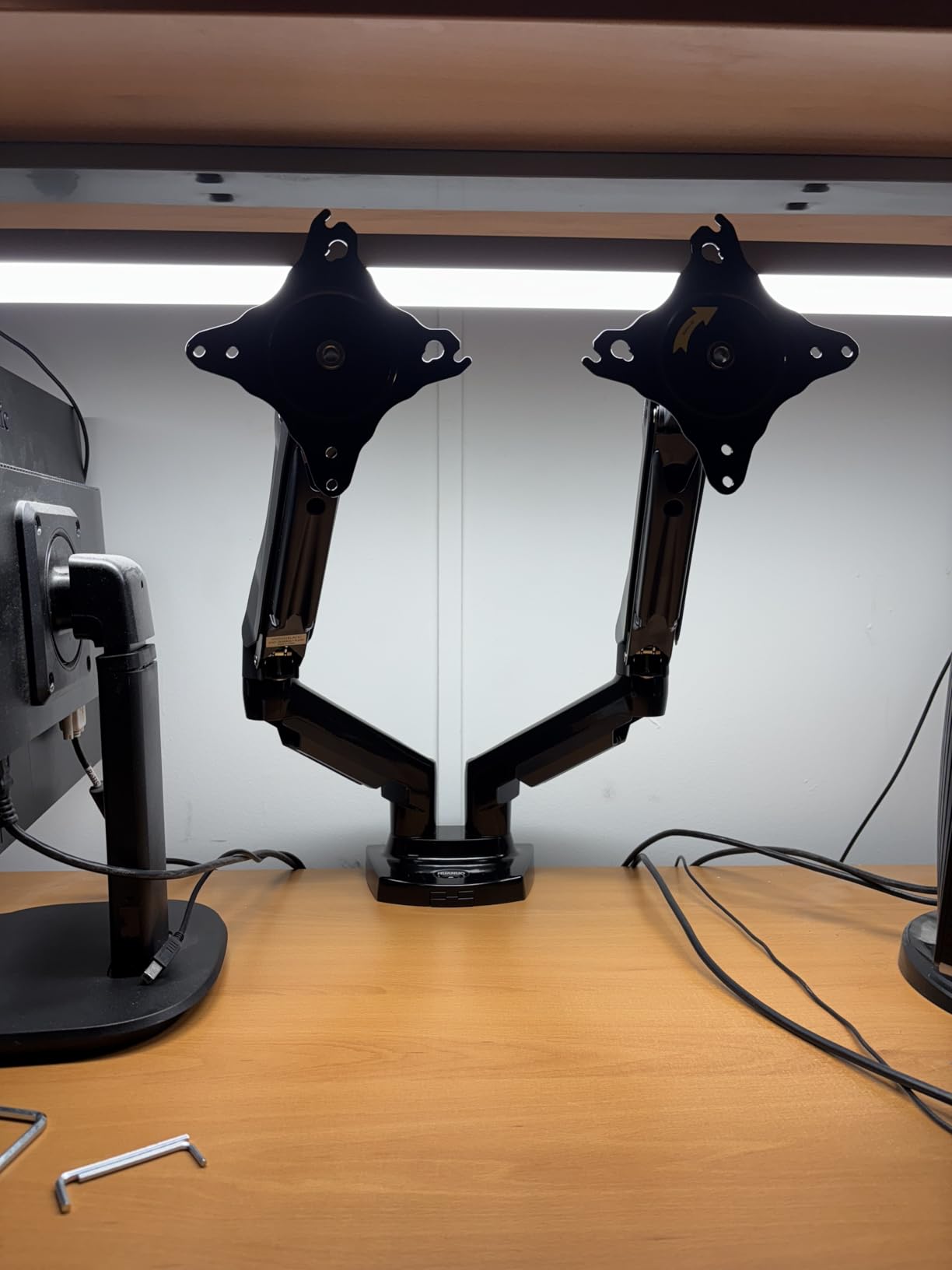 HUANUO Dual Monitor Stand - Full Adjustable Monitor Desk Mount Swivel Vesa Bracket with C Clamp, Grommet Mounting Base for 13 to 32 Inch Computer Screens - Each Arm Holds 4.4 to 19.8lbs - Customer Photo 2