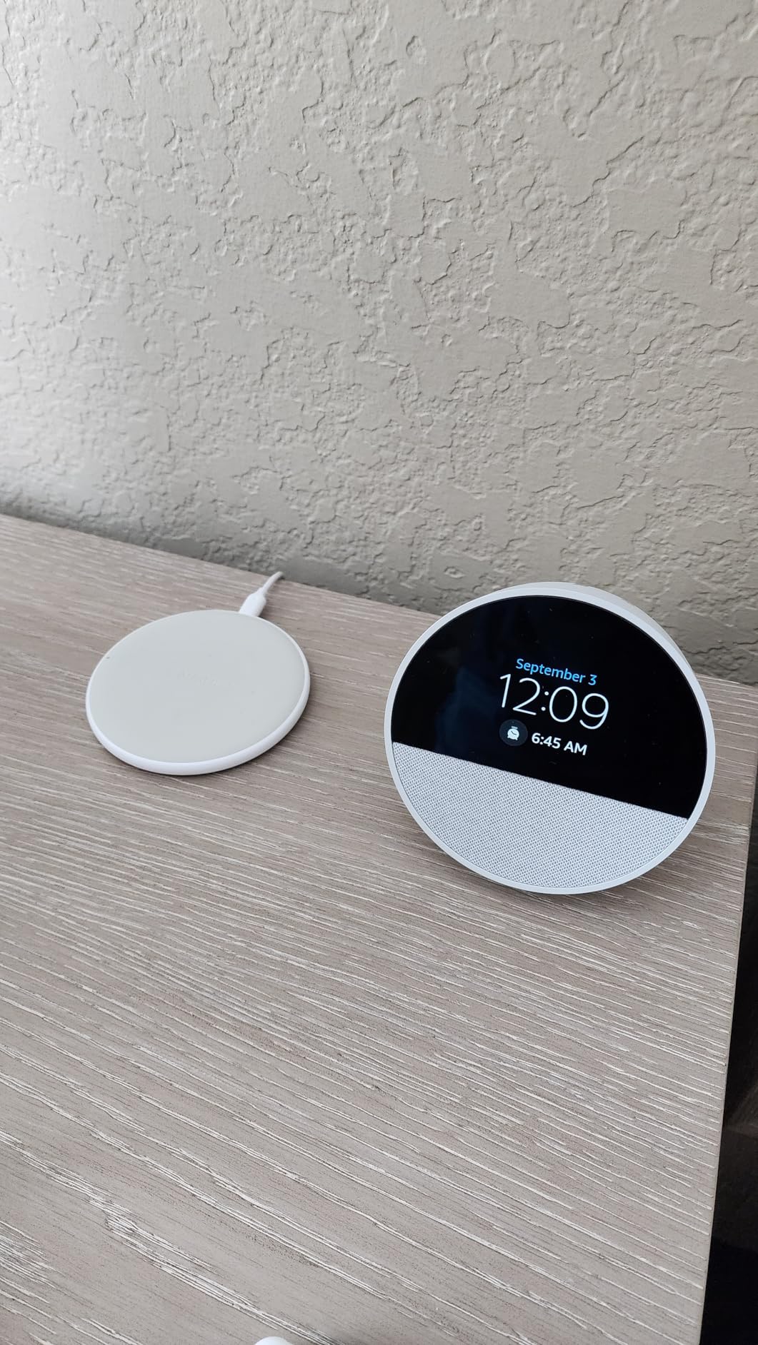 Anker 313 Wireless Charger (Pad), Qi-Certified, 10W Max Fast Charging for Samsung, Compatible with iPhone 16 Plus/15 Plus/14 Plus/12, AirPods (No AC Adapter, Not MagSafe Magnetic Charging Compatible) Customer Review Anker 313 Wireless Charger (Pad), Qi-Certified, 10W Max Fast Charging for Samsung, Compatible with iPhone 16 Plus/15 Plus/14 Plus/12, AirPods (No AC Adapter, Not MagSafe Magnetic Charging Compatible) - Customer Photo 4