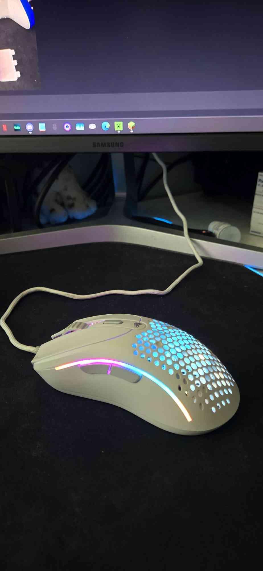 Glorious Model O- (Minus) Compact Wired Gaming Mouse - 58g Superlight Honeycomb Design, RGB, Pixart 3360 Sensor, Ambidextrous, Omron Switches - Glossy White Customer Review Glorious Model O- (Minus) Compact Wired Gaming Mouse - 58g Superlight Honeycomb Design, RGB, Pixart 3360 Sensor, Ambidextrous, Omron Switches - Glossy White - Customer Photo 1