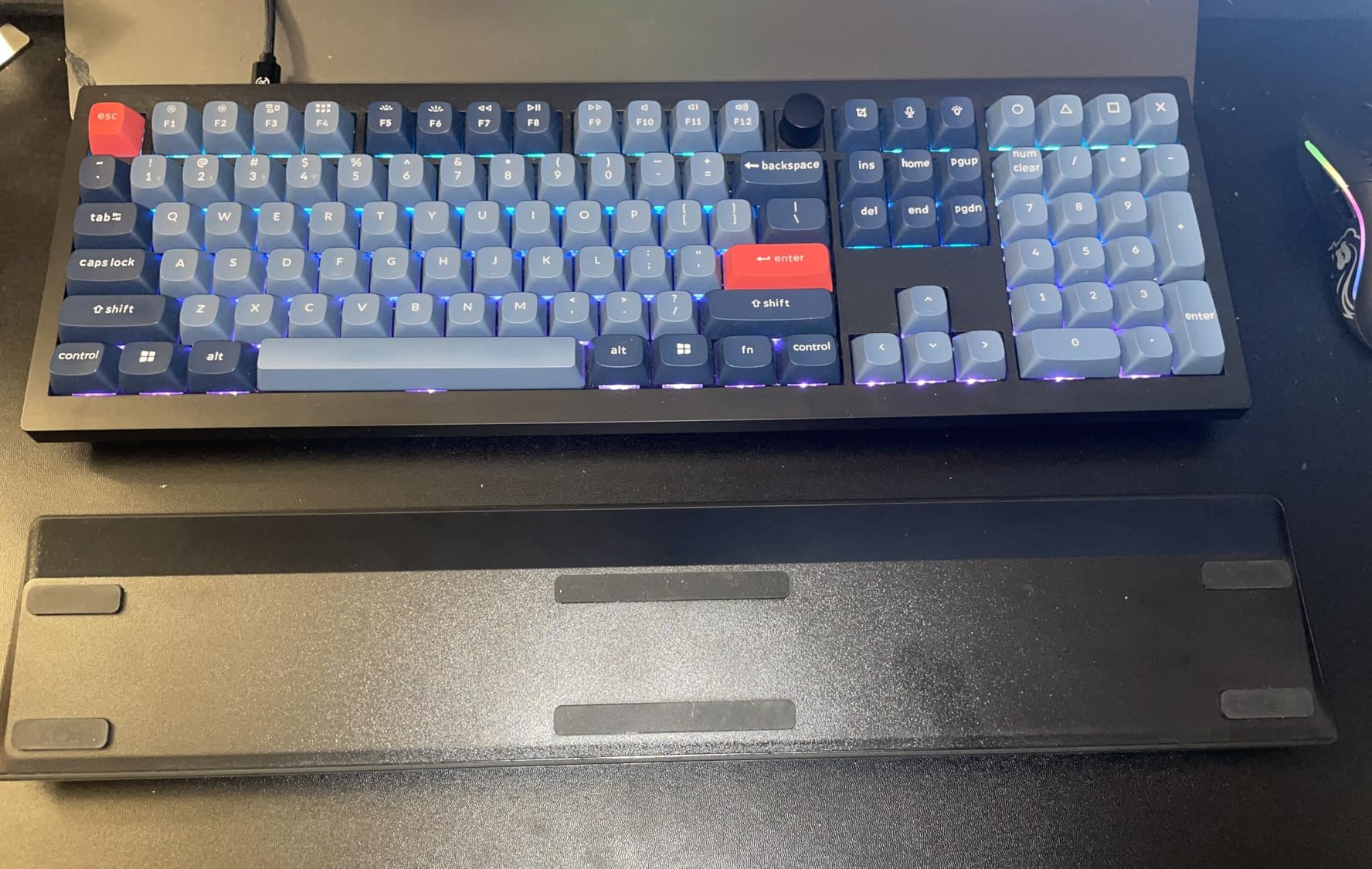 Razer Ergonomic Wrist Rest for Full-Sized Keyboards: Anti-Slip Rubber Base - Angled Incline - Classic Black - Customer Photo 1
