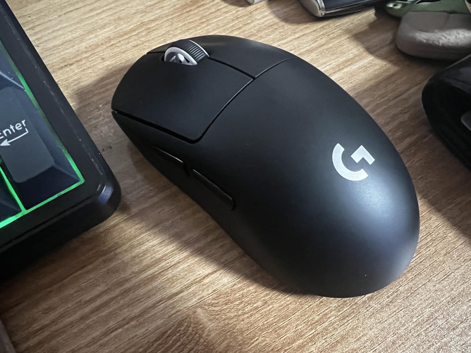 Logitech G PRO X SUPERLIGHT Wireless Gaming Mouse, Ultra-Lightweight, HERO 25K Sensor, 25,600 DPI, 5 Programmable Buttons, Long Battery Life, Compatible with PC / Mac - Black Customer Review Logitech G PRO X SUPERLIGHT Wireless Gaming Mouse, Ultra-Lightweight, HERO 25K Sensor, 25,600 DPI, 5 Programmable Buttons, Long Battery Life, Compatible with PC / Mac - Black - Customer Photo 1