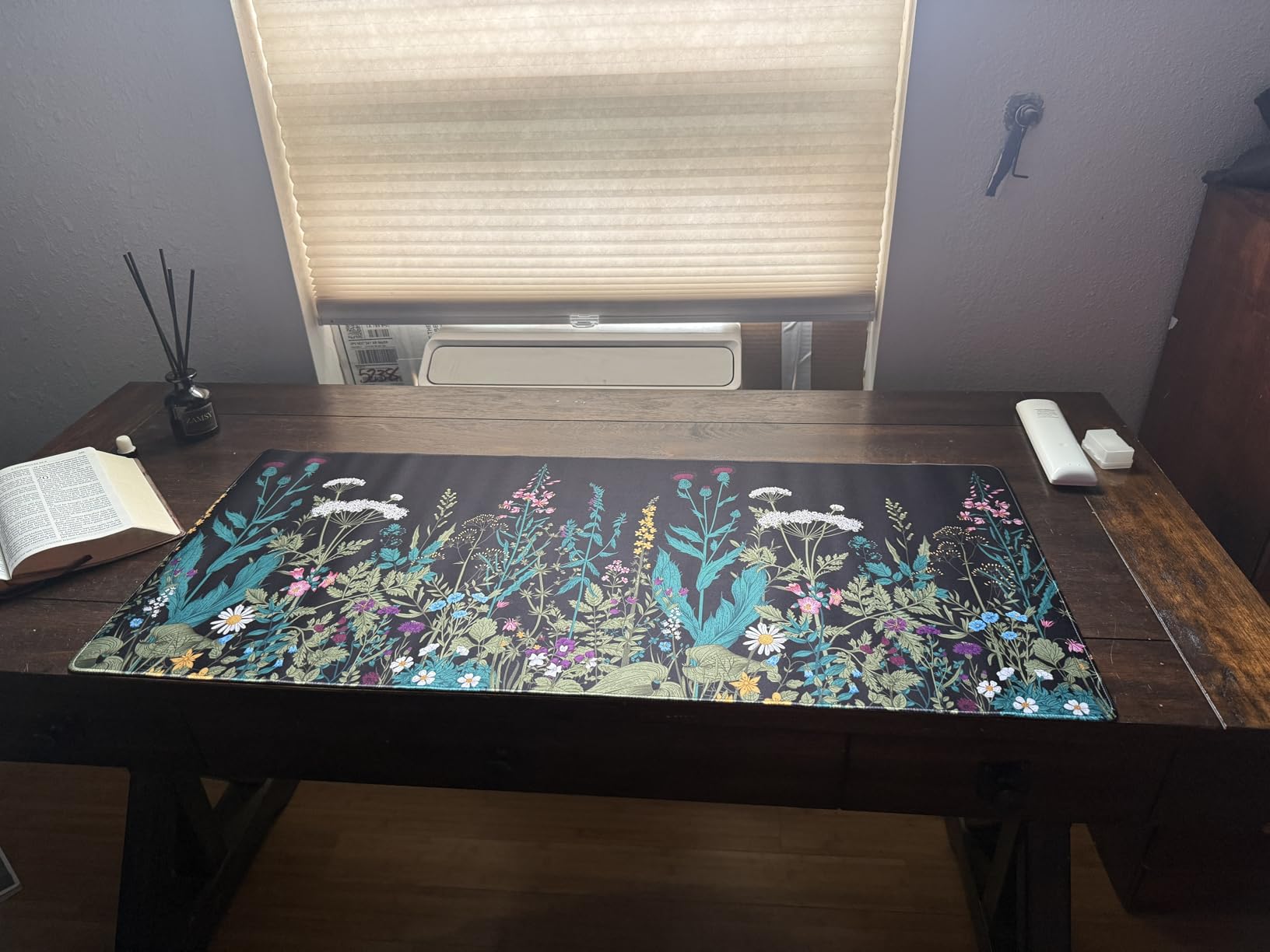 iCasso Desk Mat, Big Desk Pad, XXL Extended Gaming Mouse Pad, Large Mouse Pad for Desk Protector, Rubber Base Mousepad with Stitched Edges, Keyboard Mouse Mat for Work, Game, Office, Home - Weeds customer photo 1