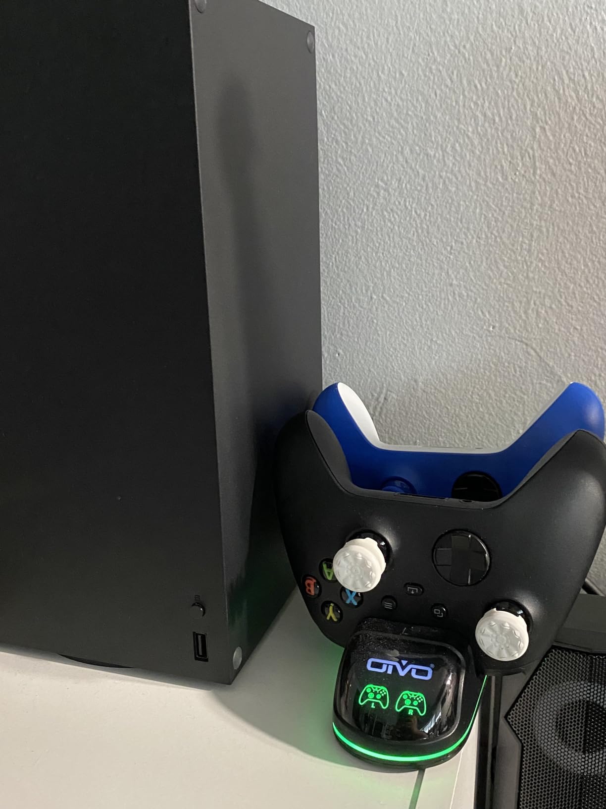 OIVO XSX Controller Charger Station with 2 Packs 5580mWh Rechargeable Battery for Xbox Series X/S/One/Elite/Core Controller, Charging Dock for Xbx with 4 Packs Covers for Xbox One Console - Customer Photo 2