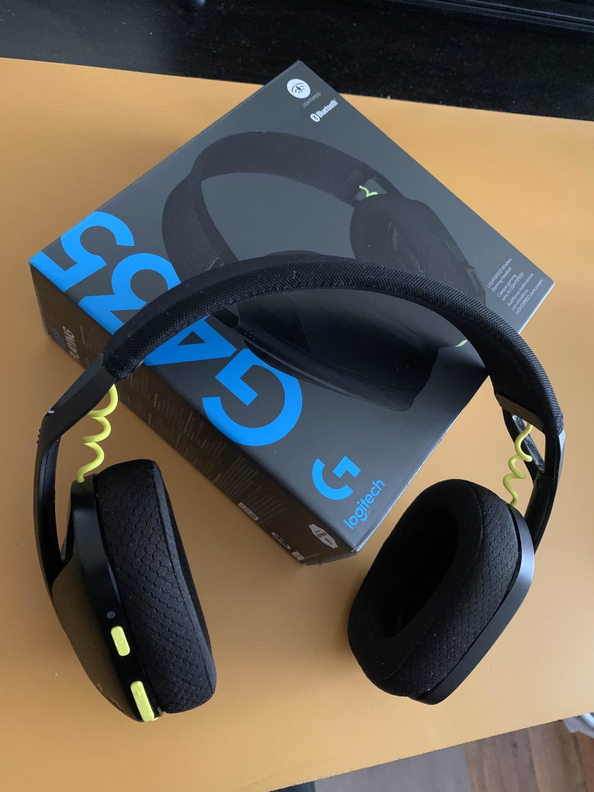 Logitech G435 LIGHTSPEED and Bluetooth Wireless Gaming Headset - Lightweight over-ear headphones, built-in mics, 18h battery, compatible with Dolby Atmos, PC, Mobile - Black Customer Review Logitech G435 LIGHTSPEED and Bluetooth Wireless Gaming Headset - Lightweight over-ear headphones, built-in mics, 18h battery, compatible with Dolby Atmos, PC, Mobile - Black - Customer Photo 5