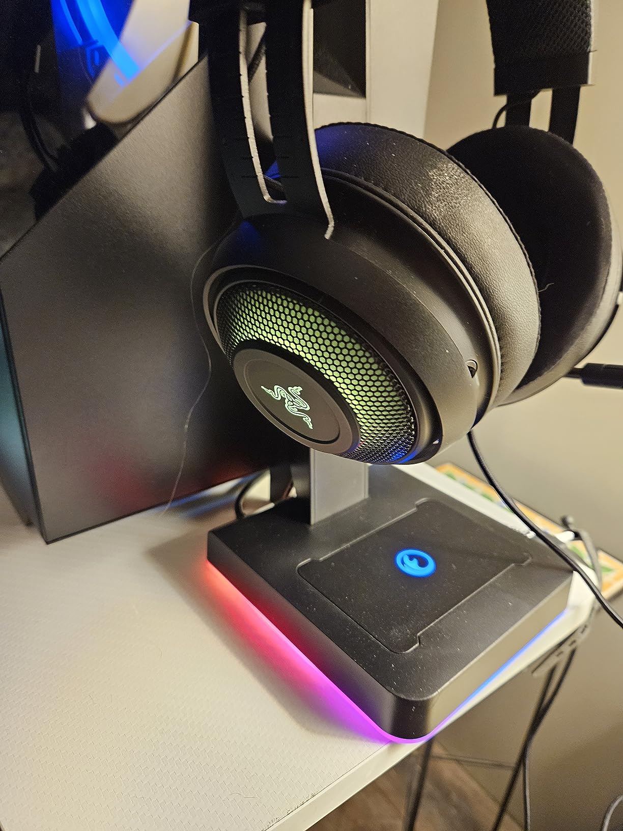 RGB Gaming Headset Stand with 2 USB Ports, Game Headphone Mount for PC, Xbox One, PS4, Switch, Earphone Holder Hanger, Great for Gaming Stations, Fancy Desk Gamer Accessories, Black - Customer Photo 2