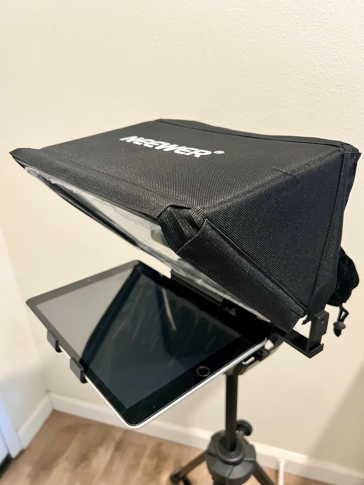 NEEWER X12 14 inch Aluminum Alloy Teleprompter for iPad Tablet Smartphone DSLR Cameras with Remote Control, Carry Case, APP Compatible with iOS/Android for Online Teaching/Vlogger/Live Streaming - Customer Photo 1
