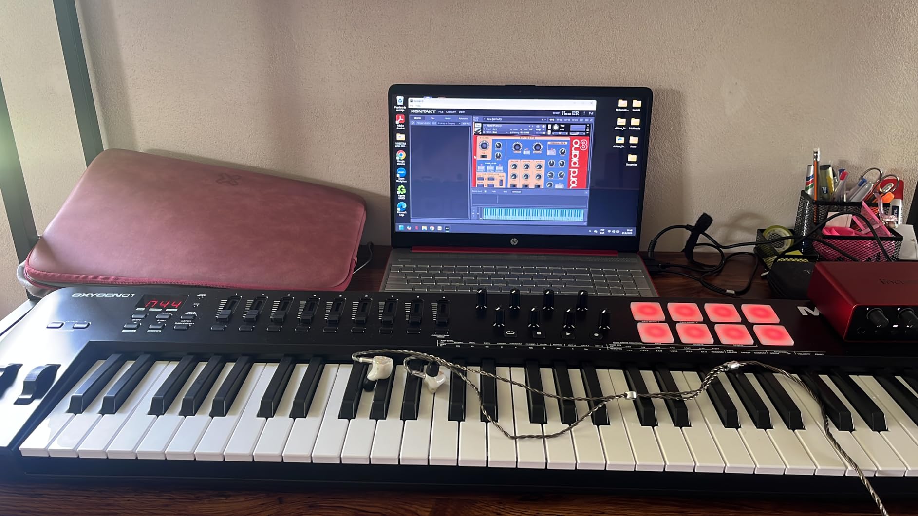 M-AUDIO Oxygen 49 (MKV) Key USB MIDI Keyboard Controller with Beat Pads, Smart Chord, Scale Modes, Arpeggiator and Native Instruments Sound Package (NKS Integration) - Customer Photo 1
