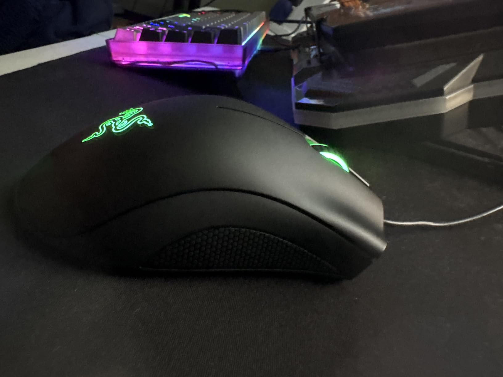 Razer DeathAdder Essential Gaming Mouse: 6400 DPI Optical Sensor - 5 Programmable Buttons - Mechanical Switches - Rubber Side Grips - Classic Black Customer Review Razer DeathAdder Essential Gaming Mouse: 6400 DPI Optical Sensor - 5 Programmable Buttons - Mechanical Switches - Rubber Side Grips - Classic Black - Customer Photo 2