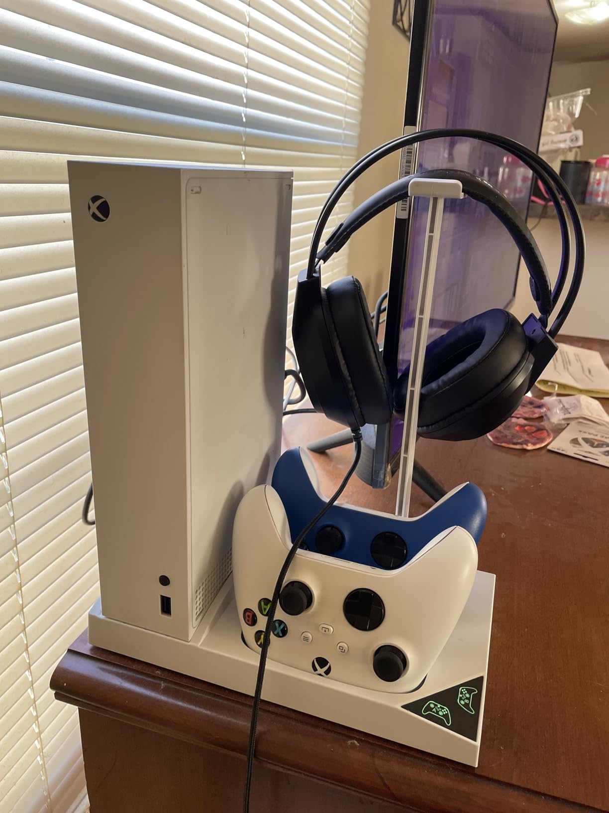 Charger Stand Cooling Fan for Xbox Series S Console/Controller,Dual Cooler System Charging Dock Accessories with 2*Rechargeable Battery,Earphone Mounts, Brackets&Stands for Xbox Series S Protectors Customer Review Charger Stand Cooling Fan for Xbox Series S Console/Controller,Dual Cooler System Charging Dock Accessories with 2*Rechargeable Battery,Earphone Mounts, Brackets&Stands for Xbox Series S Protectors - Customer Photo 1