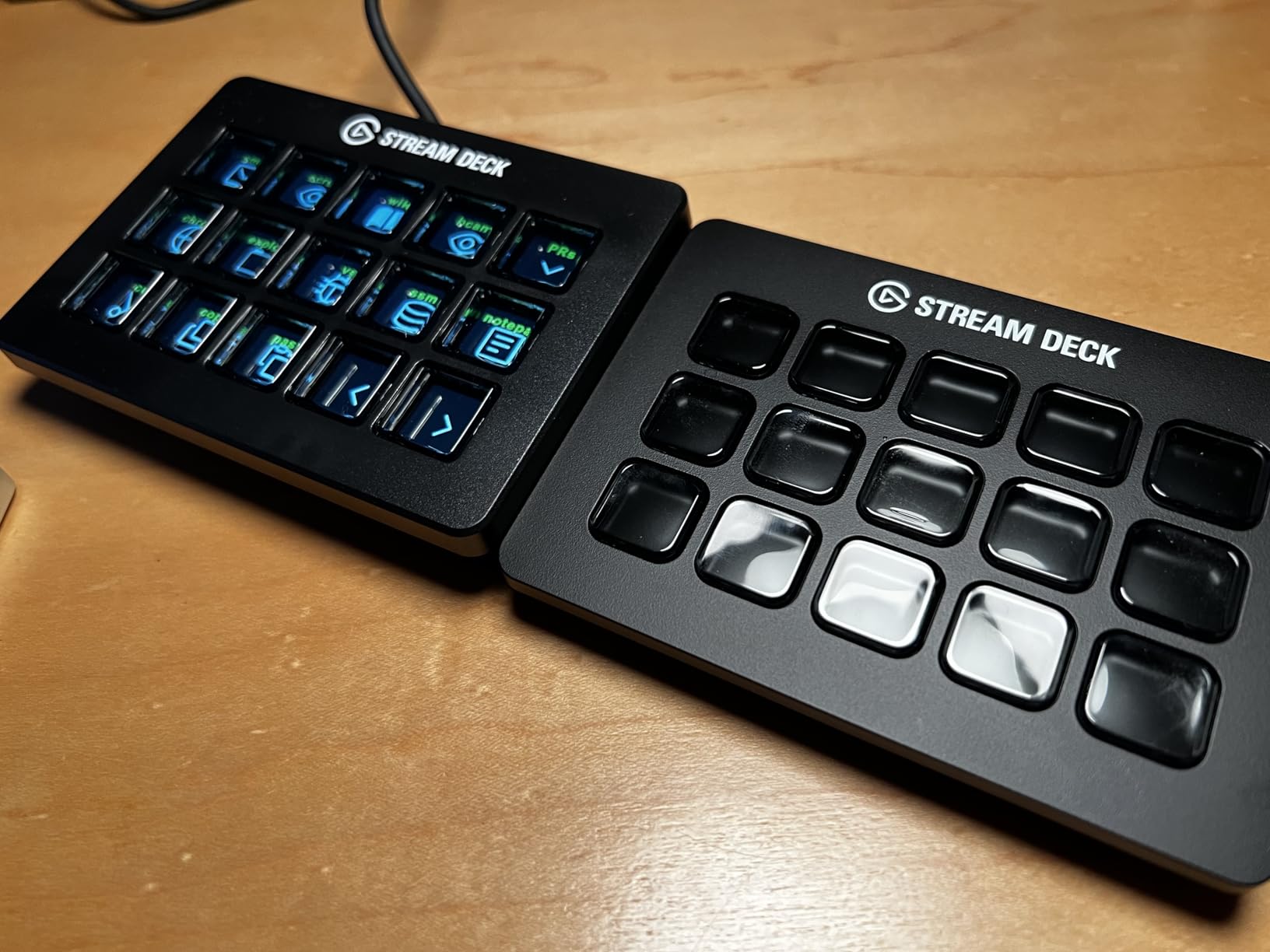 Elgato Stream Deck MK.2 – Studio Controller, 15 macro keys, trigger actions in apps and software like OBS, Twitch, ​YouTube and more, works with Mac and PC - Customer Photo 4