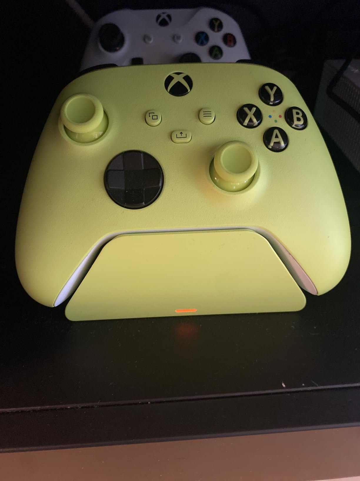 Razer Universal Quick Charging Stand for Xbox Series X|S: Magnetic Secure Charging - Perfectly Matches Xbox Wireless Controllers - USB Powered - Electric Volt (Controller Sold Separately) customer photo 1