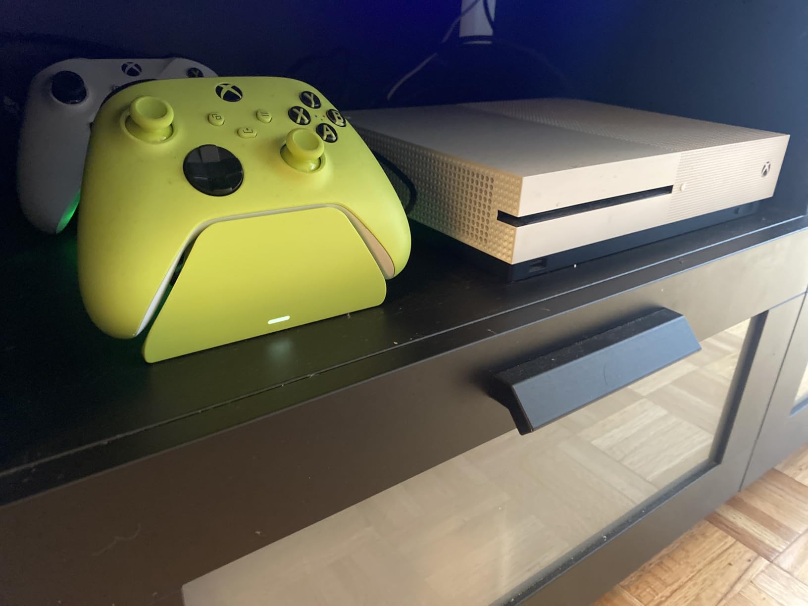 Razer Universal Quick Charging Stand for Xbox Series X|S: Magnetic Secure Charging - Perfectly Matches Xbox Wireless Controllers - USB Powered - Electric Volt (Controller Sold Separately) customer photo 2