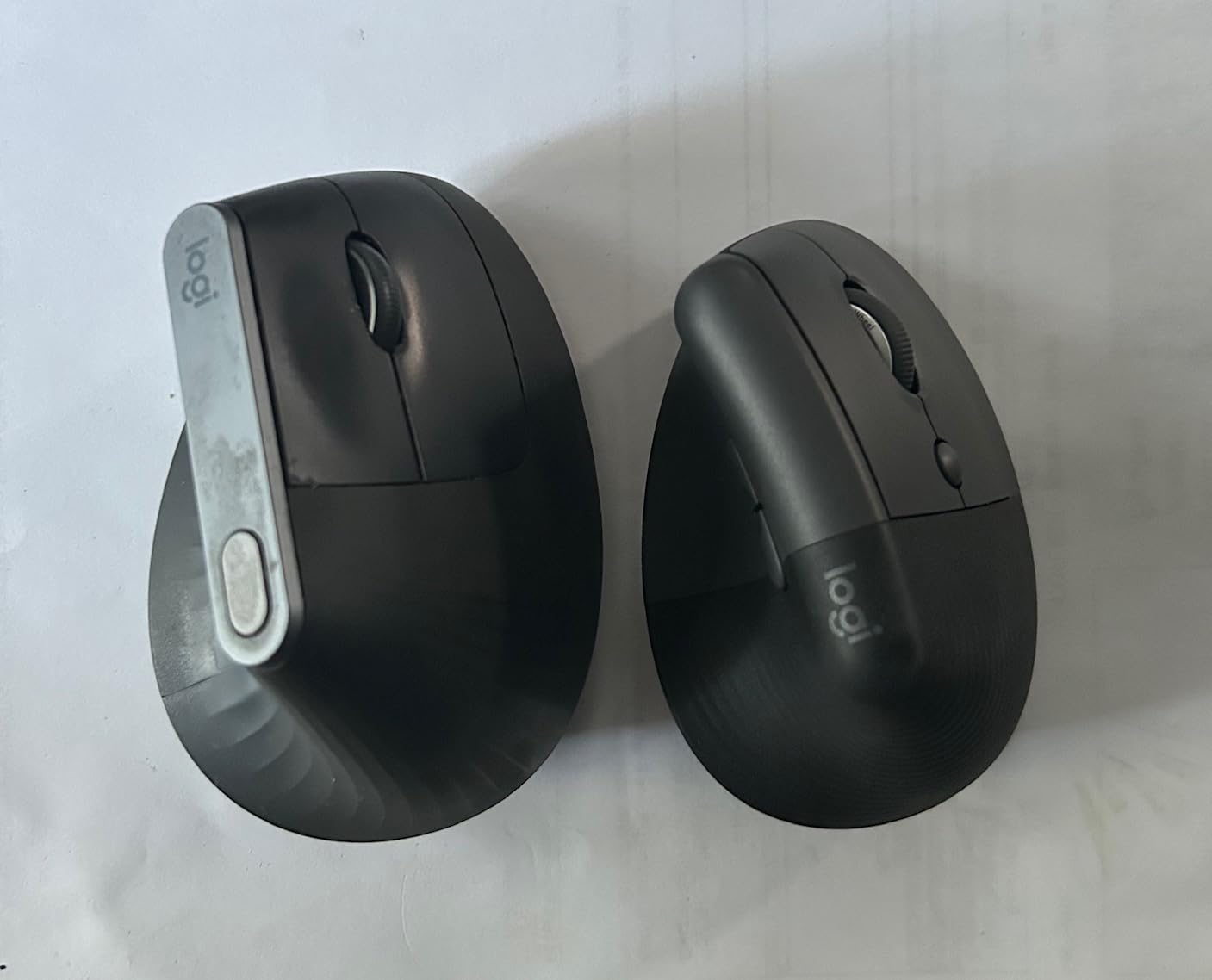 Logitech Lift Vertical Ergonomic Mouse, Wireless Bluetooth or USB Receiver, Quiet Clicks, 4 Buttons, Right Hand Wireless Mouse, Windows/macOS/iPadOS, Laptop, PC - Graphite Customer Review Logitech Lift Vertical Ergonomic Mouse, Wireless Bluetooth or USB Receiver, Quiet Clicks, 4 Buttons, Right Hand Wireless Mouse, Windows/macOS/iPadOS, Laptop, PC - Graphite - Customer Photo 2
