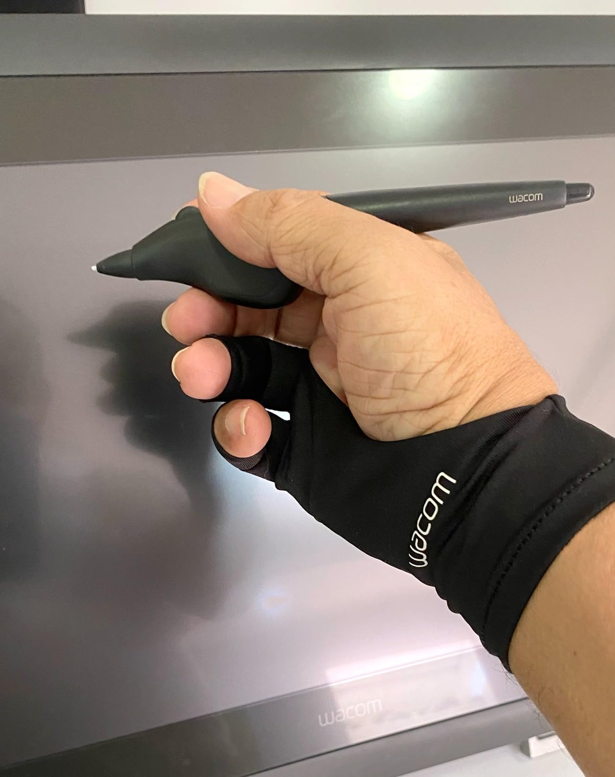 Wacom Drawing Glove, Two-Finger Artist Glove for Drawing Tablet Pen Display, 90% Recycled Material, eco-Friendly, one-Size (1 Pack), Black Customer Review Wacom Drawing Glove, Two-Finger Artist Glove for Drawing Tablet Pen Display, 90% Recycled Material, eco-Friendly, one-Size (1 Pack), Black - Customer Photo 2