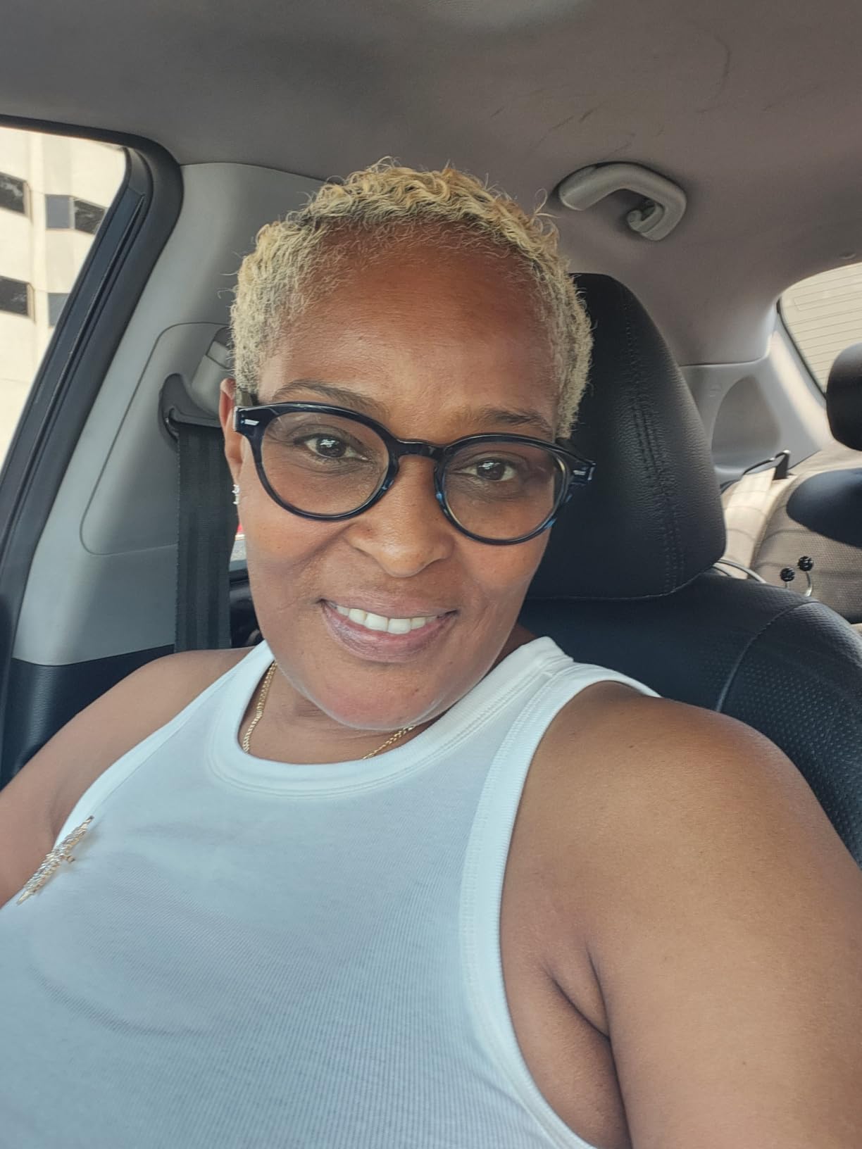 Amazon Echo Frames, an Alexa device (newest model), Smart glasses with Alexa, Square frames in Classic Black with blue light filtering lenses - Customer Photo 1