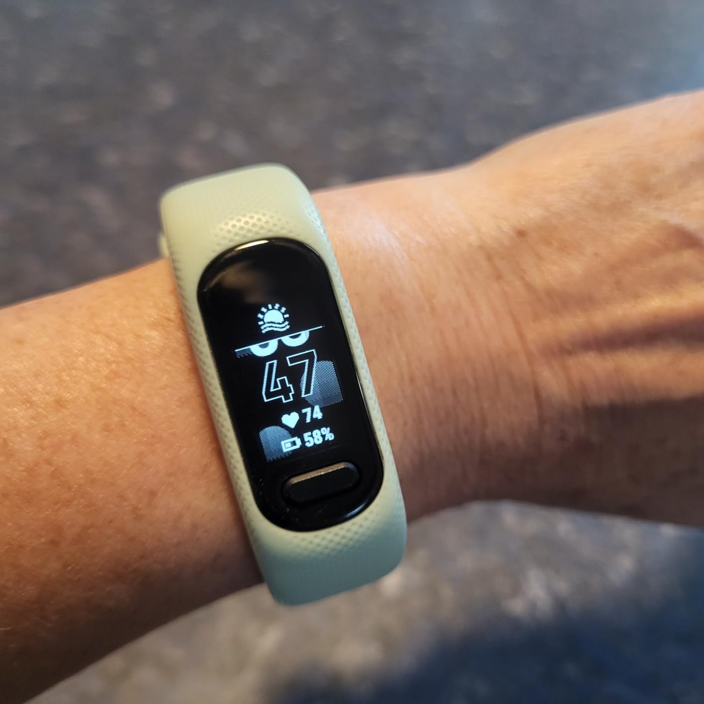 Garmin vivosmart 5, Fitness Tracker, Long-Lasting Battery, Simple Design, Black Large customer photo 1