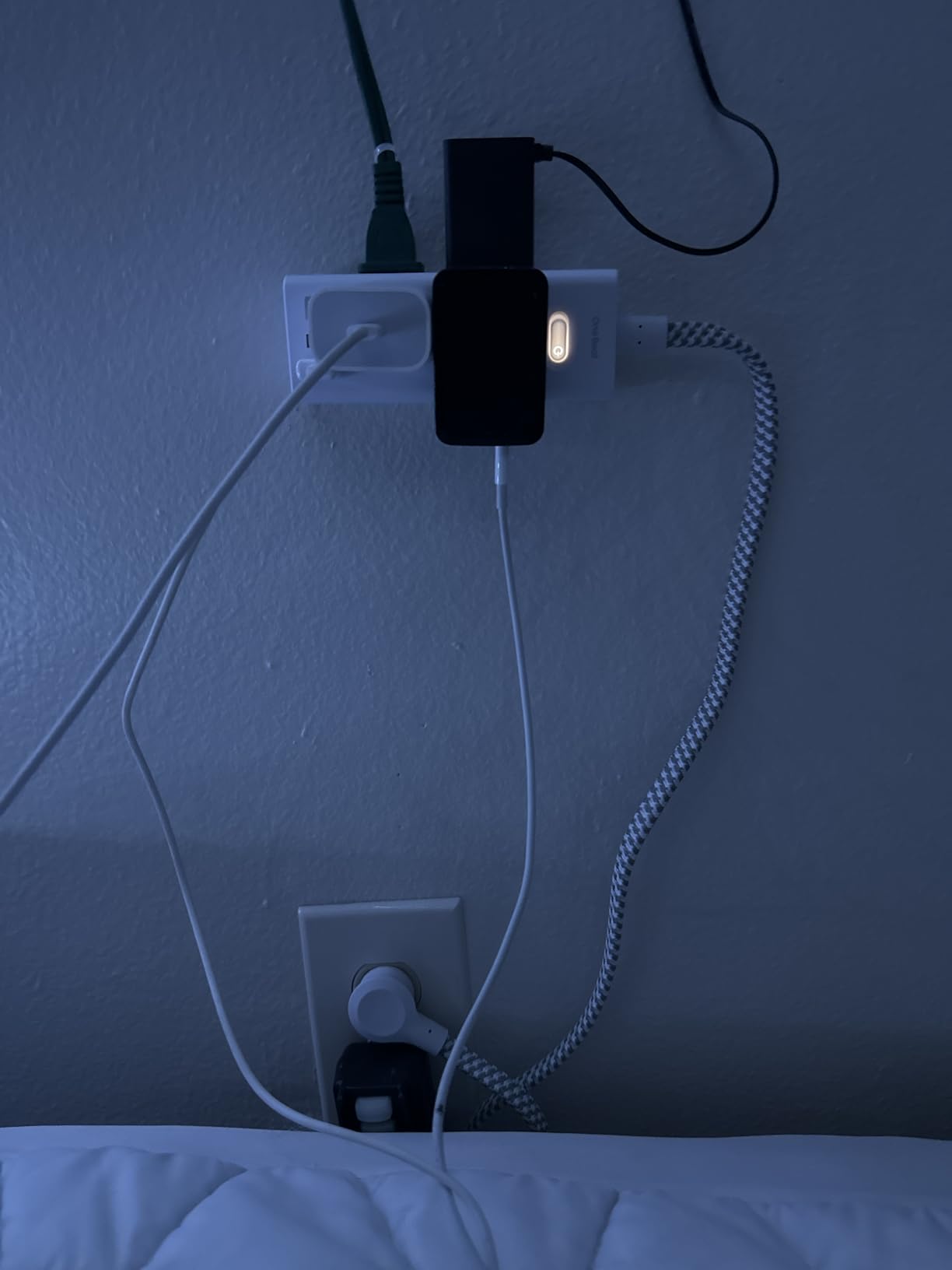Power Strip Surge Protector - One Beat 6 Widely Outlets with 4 USB Ports (2 USB C), 5 Ft Extension Cord Flat Plug, Wall Mount Outlet Extender Small Power Strip for Travel Home Office College Dorm Room Customer Review Power Strip Surge Protector - One Beat 6 Widely Outlets with 4 USB Ports (2 USB C), 5 Ft Extension Cord Flat Plug, Wall Mount Outlet Extender Small Power Strip for Travel Home Office College Dorm Room - Customer Photo 2