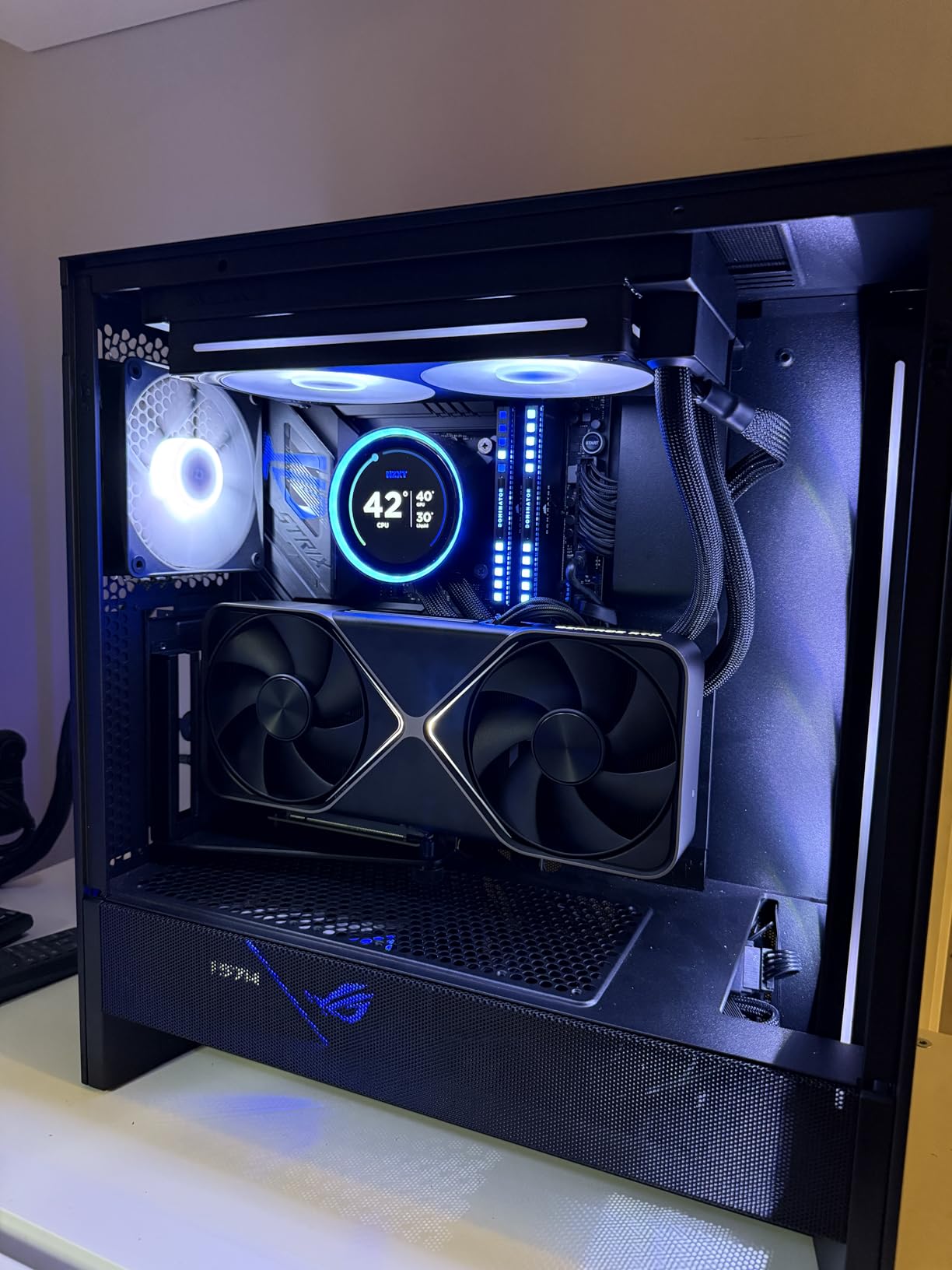 NZXT Vertical GPU Mounting Kit - AB-RH175-B1-175 mm PCIe 4.0x16 Riser Cable - GPU Holder - Sturdy Steel Bracket - Black Customer Review NZXT Vertical GPU Mounting Kit - AB-RH175-B1-175 mm PCIe 4.0x16 Riser Cable - GPU Holder - Sturdy Steel Bracket - Black - Customer Photo 4
