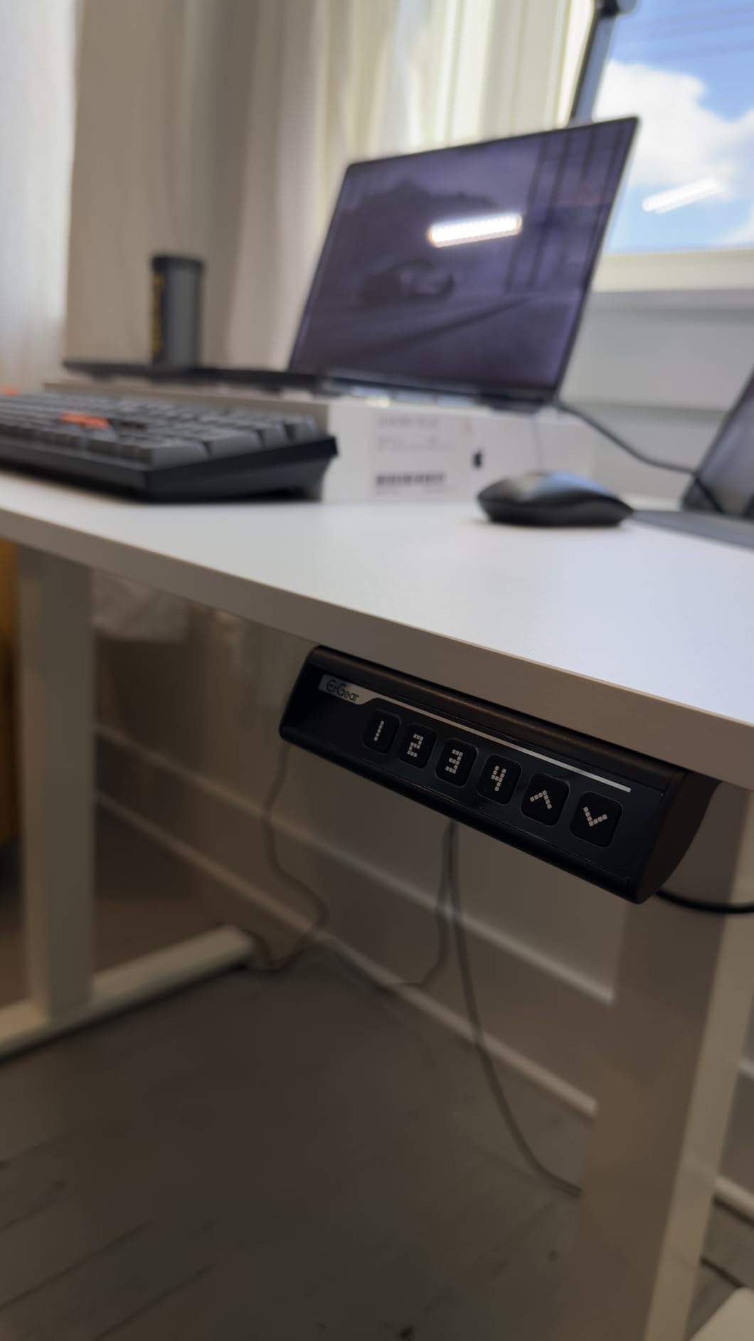 ErGear Height Adjustable Electric Standing Desk, 48 x 24 Inches Sit Stand up Desk, Memory Computer Home Office Desk, Black customer photo 2