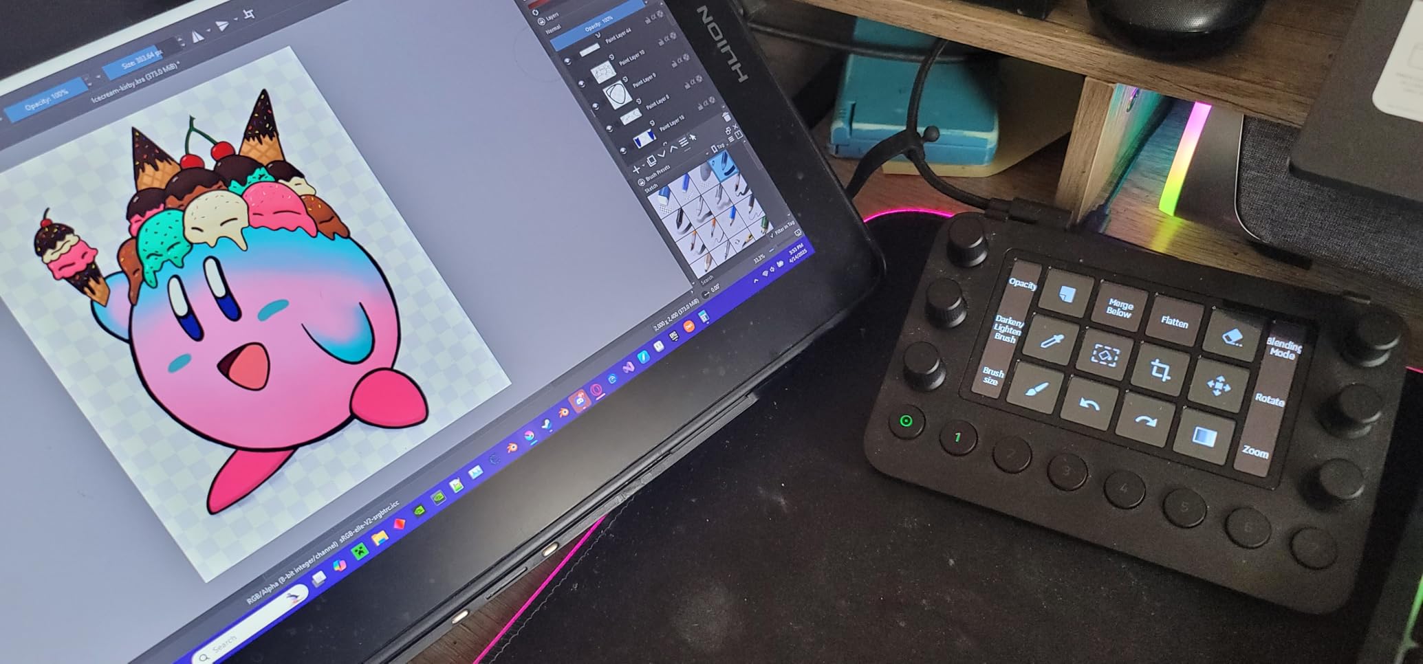 Razer Stream Controller: All-In-One Keypad for Streaming - 12 Haptic Switchblade Keys - 6 Tactile Analog Dials - 8 Programmable Buttons - Designed for PC & Mac Compatibility - Customer Photo 4