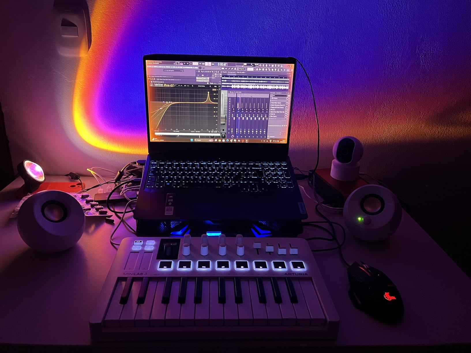 Arturia MiniLab 3 - Universal MIDI Controller for Music Production, with All-in-One Software Package - 25 Keys, 8 Multi-Color Pads - White - Customer Photo 1