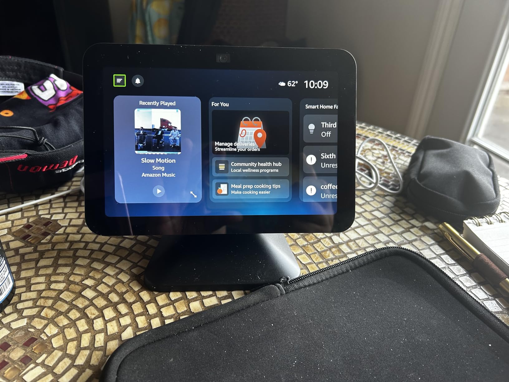 Amazon Echo Show 8, With Spatial Audio, Smart Home Hub, ideal for open living spaces, includes Alexa, Charcoal - Customer Photo 1