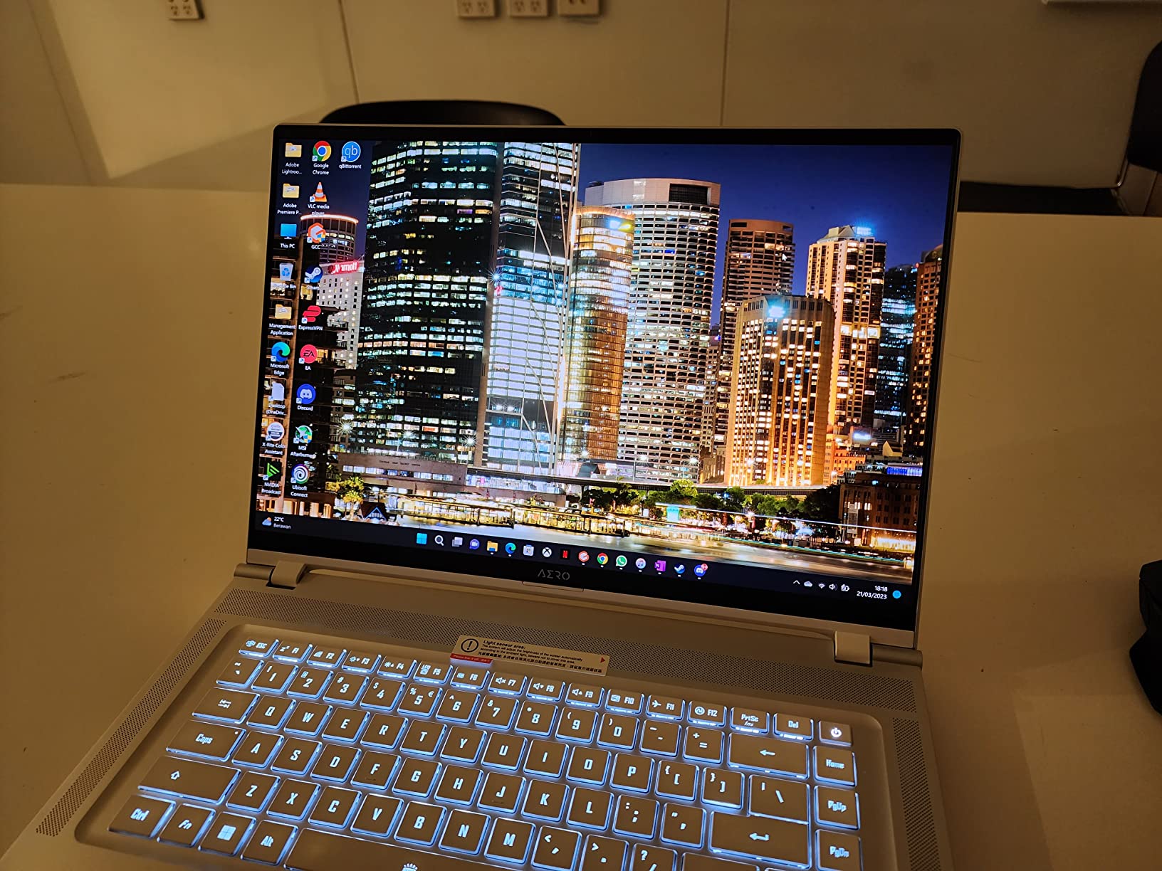 GIGABYTE AERO 16 OLED: 16.0 GIGABYTE AERO 16 OLED: 16.0