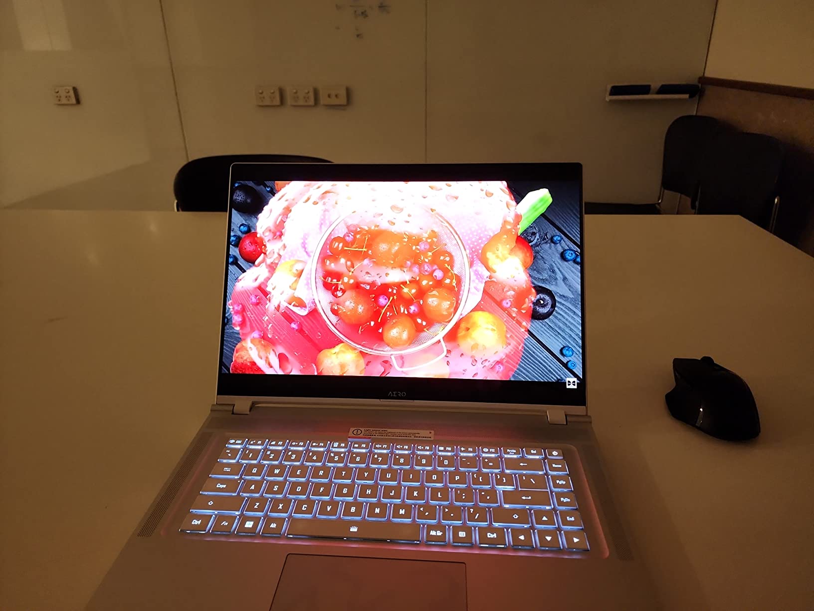 GIGABYTE AERO 16 OLED: 16.0 GIGABYTE AERO 16 OLED: 16.0