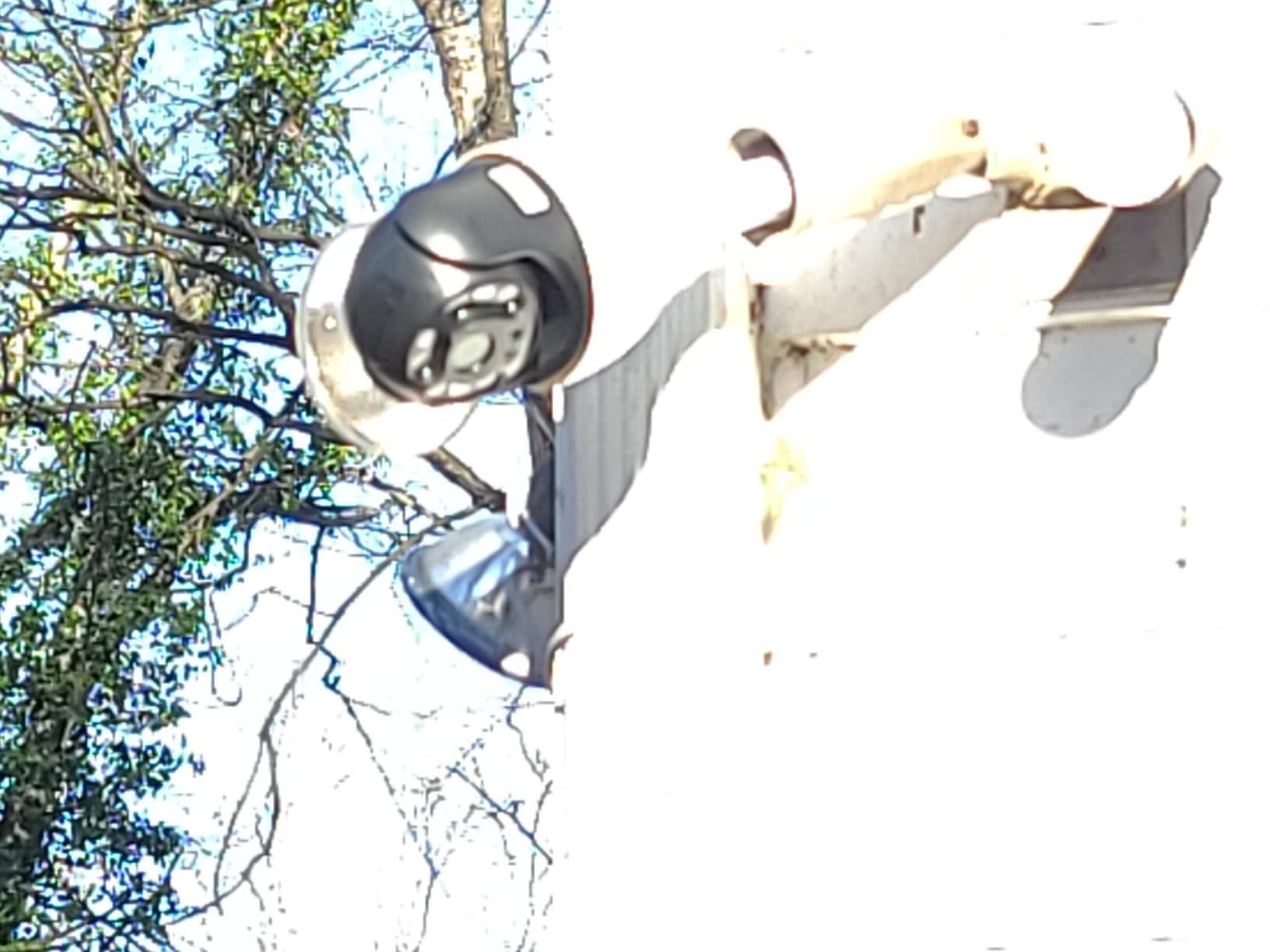 SYMYNELEC Light Bulb Security Camera Outdoor Waterproof 2.5K, 2.4GHz Wireless WiFi Light Socket Cam with AI Human Motion Detection Tracking 4MP Color Night Vision Siren Alarm Works with Alexa Google Customer Review SYMYNELEC Light Bulb Security Camera Outdoor Waterproof 2.5K, 2.4GHz Wireless WiFi Light Socket Cam with AI Human Motion Detection Tracking 4MP Color Night Vision Siren Alarm Works with Alexa Google - Customer Photo 2