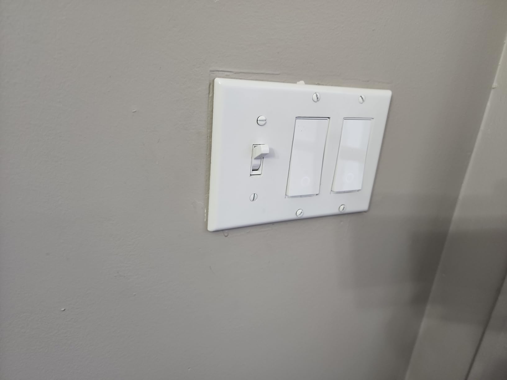 TP-Link Tapo Smart Light Switch, Single Pole, Neutral Wire Required, 2.4GHz Wi-Fi Light Switch Compatible with Alexa and Google Home, UL Certified, No Hub Required, White (Tapo S500) - Customer Photo 2