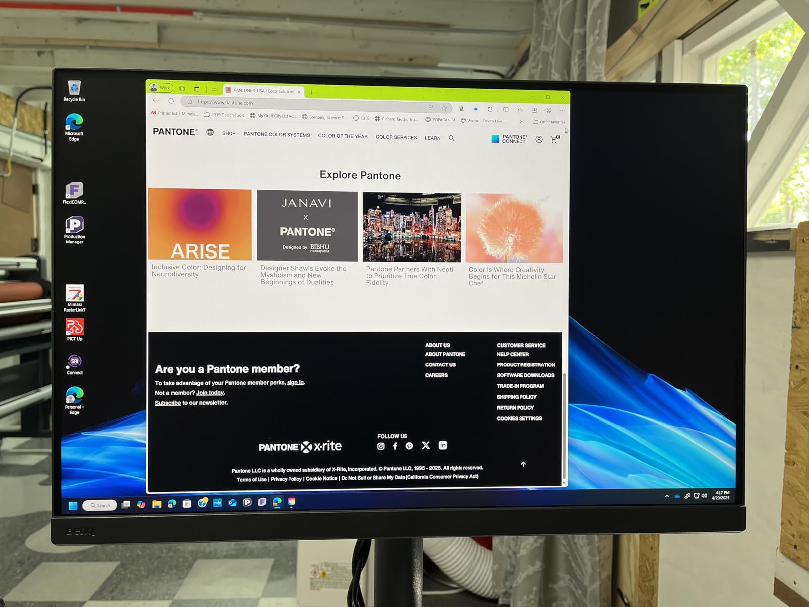 BenQ SW272Q 27-inch 2K 90W USB-C Photographer Monitor, 99% Adobe RGB, 98% DCI-P3/Display P3, Nano Matte Panel with TUV Anti-Reflection Certification, 1.07 Billion Colors, 16 bit 3D LUT, HDR - Customer Photo 1