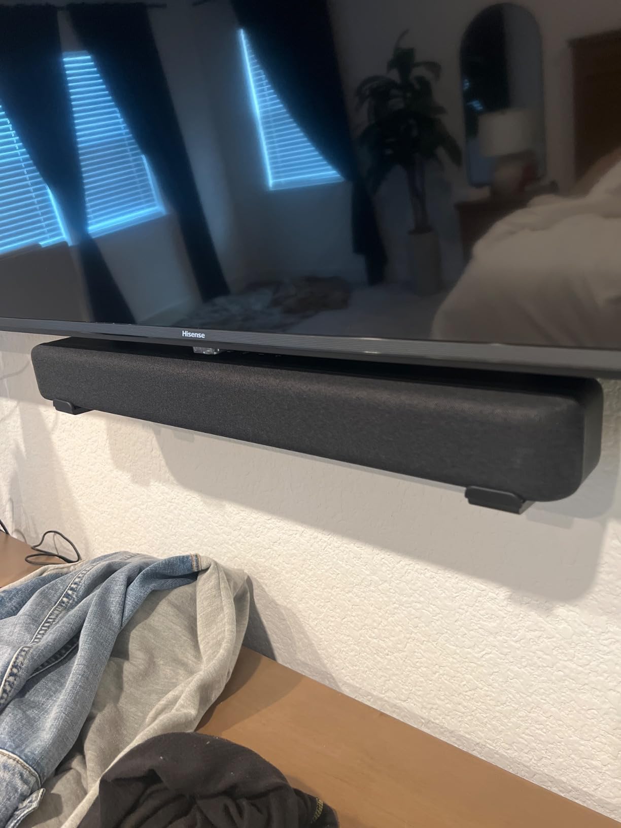 Amazon Fire TV Soundbar, 2.0 speaker with DTS Virtual:X and Dolby Audio, Bluetooth connectivity Customer Review Amazon Fire TV Soundbar, 2.0 speaker with DTS Virtual:X and Dolby Audio, Bluetooth connectivity - Customer Photo 3