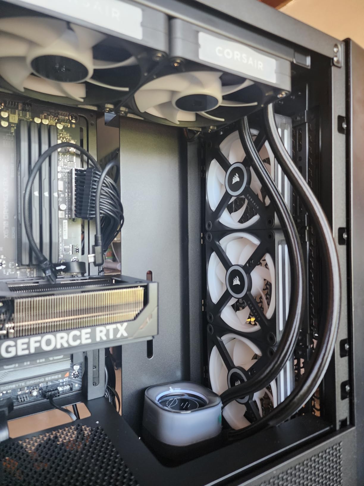 Corsair iCUE Link QX120 RGB 120mm Magnetic Dome RGB Fans - Triple Fan Starter Kit with iCUE Link System Hub - Black customer photo 2