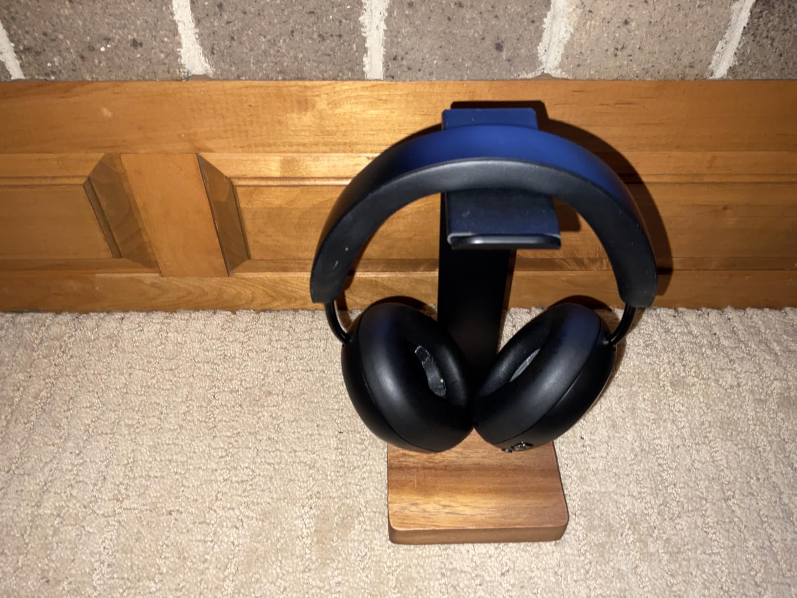 COREMINDED Universal Headphone Stand for Desk, Solid Wood Gaming Headset Stand, Heavy Duty Wooden Headphones Holder, Compatible with Airpods Max and More - Customer Photo 1