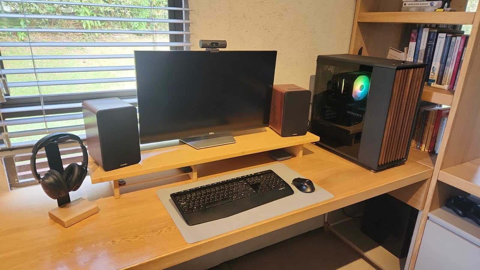 COREMINDED Universal Headphone Stand for Desk, Solid Wood Gaming Headset Stand, Heavy Duty Wooden Headphones Holder, Compatible with Airpods Max and More - Customer Photo 2