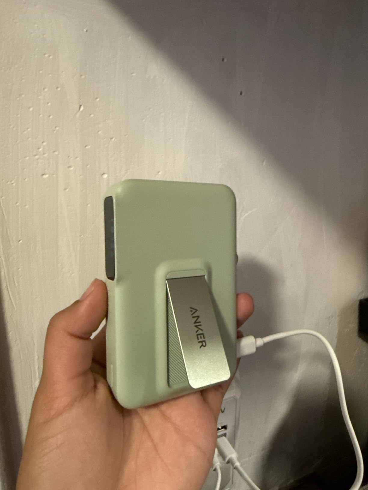Anker MagGo Power Bank, Qi2 Certified 15W Ultra-Fast MagSafe-Compatible Portable Charger, 10,000mAh Battery Pack with Smart Display and Foldable Stand, For iPhone 15/14/13/12 Only customer photo 1