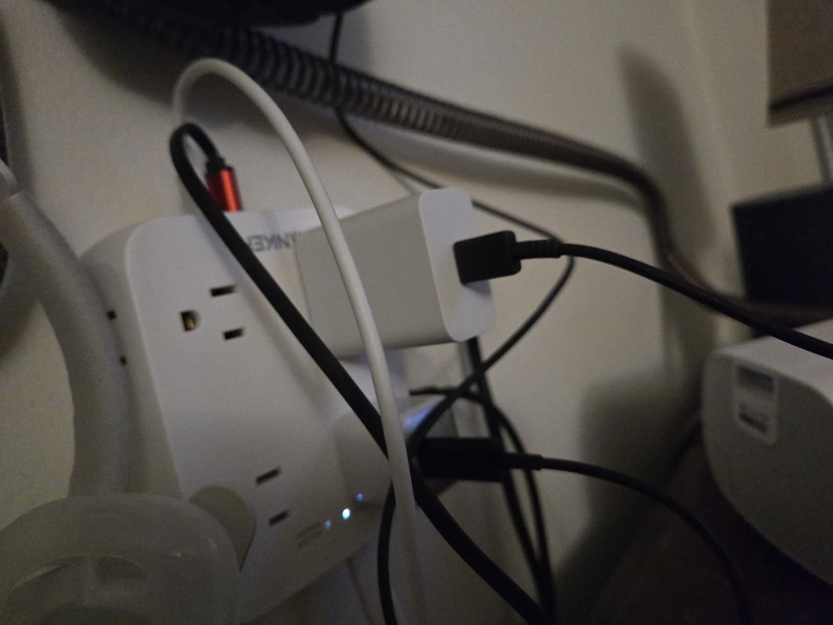 Anker Surge Protector Flat Plug Power Strip 2000J, 5ft Thin Extension Cord, 8 Outlets,2 USB A and 1 USB C Port,20W for iPhone15,Wall Mount,Compact for Home,Office,Room,TUV Listed Customer Review Anker Surge Protector Flat Plug Power Strip 2000J, 5ft Thin Extension Cord, 8 Outlets,2 USB A and 1 USB C Port,20W for iPhone15,Wall Mount,Compact for Home,Office,Room,TUV Listed - Customer Photo 2